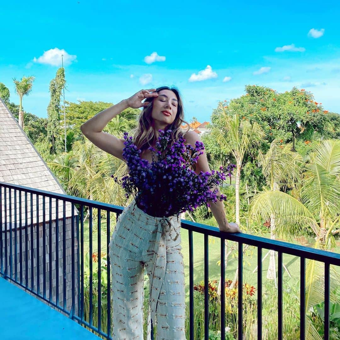 Jennifer Bachdimさんのインスタグラム写真 - (Jennifer BachdimInstagram)「It’s a beautiful 🌸 day! Wearing flowers and enjoying Bali ☀️ . . Sending love 💕 flowers 💐 and hugs xxx #flowerwear #wearflowers」7月6日 18時10分 - jenniferbachdim