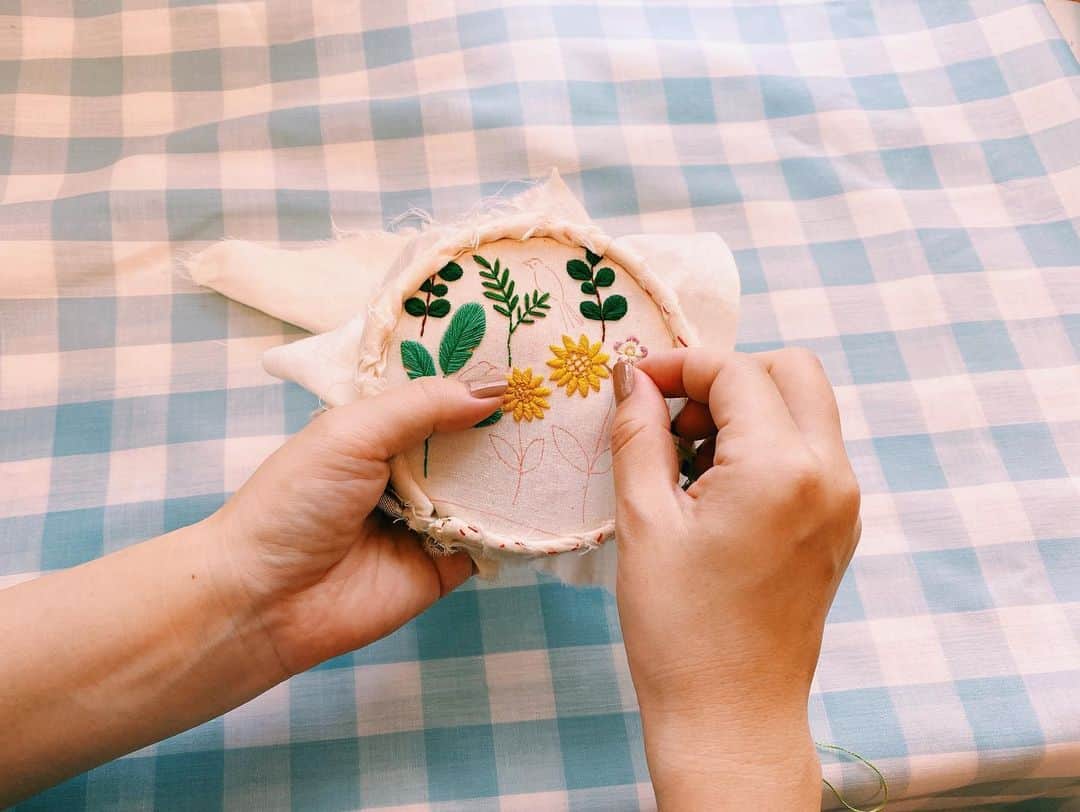 手紙社さんのインスタグラム写真 - (手紙社Instagram)「【GOOD MEETING：Kanae Entaniさんのアトリエツアーを開催！】﻿ 花や植物、文字などをモチーフとした作品を手がける刺繍アーティスト・Kanae Entaniさん。学生時代に住んでいたイギリスを感じさせる刺繍は、少女のようなあどけなさがあり、乙女心をくすぐられます。そんなKanaeさんの作品を愛するみなさまを、アトリエツアーへご招待！　Kanaeさんの人気作品であるぬいぐるみ作りの工程の一部を、生中継でお送りします。夏の夜、夢見心地なひとときを一緒に過ごしませんか？﻿ ﻿ さらに、本番組に参加されたみなさまには、限定作品の販売を行います。どれもここでしか手に入らない一点ものばかり。どうぞお見逃しなく！﻿ ﻿ ＜Kanae Entani「Kanaeの刺繍サロン　アトリエナイトツアー」・開催概要＞﻿ 日時：2020年7月18日（土）21:00〜22:00﻿ 定員：20名﻿ 参加費：一般 ¥1,500 / 部員 ¥1,350（税込）﻿ ﻿ ▶︎詳しくは「@tegamisha」プロフィールのハイライト「GOOD MEETING」より公式サイトへ！　 CALENDERより7/18（土）21:00〜「Kanaeの刺繍サロン　アトリエナイトツアー」をチェック！﻿ ﻿ ◎GOOD MEETINGってどんな場所？﻿ 手紙社が敬愛する作り手やお店のオーナー、書き手やパフォーマー、あらゆるジャンルの気になる方々をナビゲーターにお迎えして、Zoom上で講座やワークショップ、部活動的な集い、暮らしにまつわる情報交換を行う場です。﻿ ﻿ #手紙社#手紙舎#tegamisha#GOODMEETING#グッドミーティング#zoom#zoomレッスン#zoom講座#オンライン講座#オンラインイベント#オンライン#オンライン配信#オンライン開催#ぬいぐるみ#刺繍#刺繍作家#刺繍のある暮らし#ぬいぐるみ#embroidery#kanaeentani」7月6日 18時10分 - tegamisha
