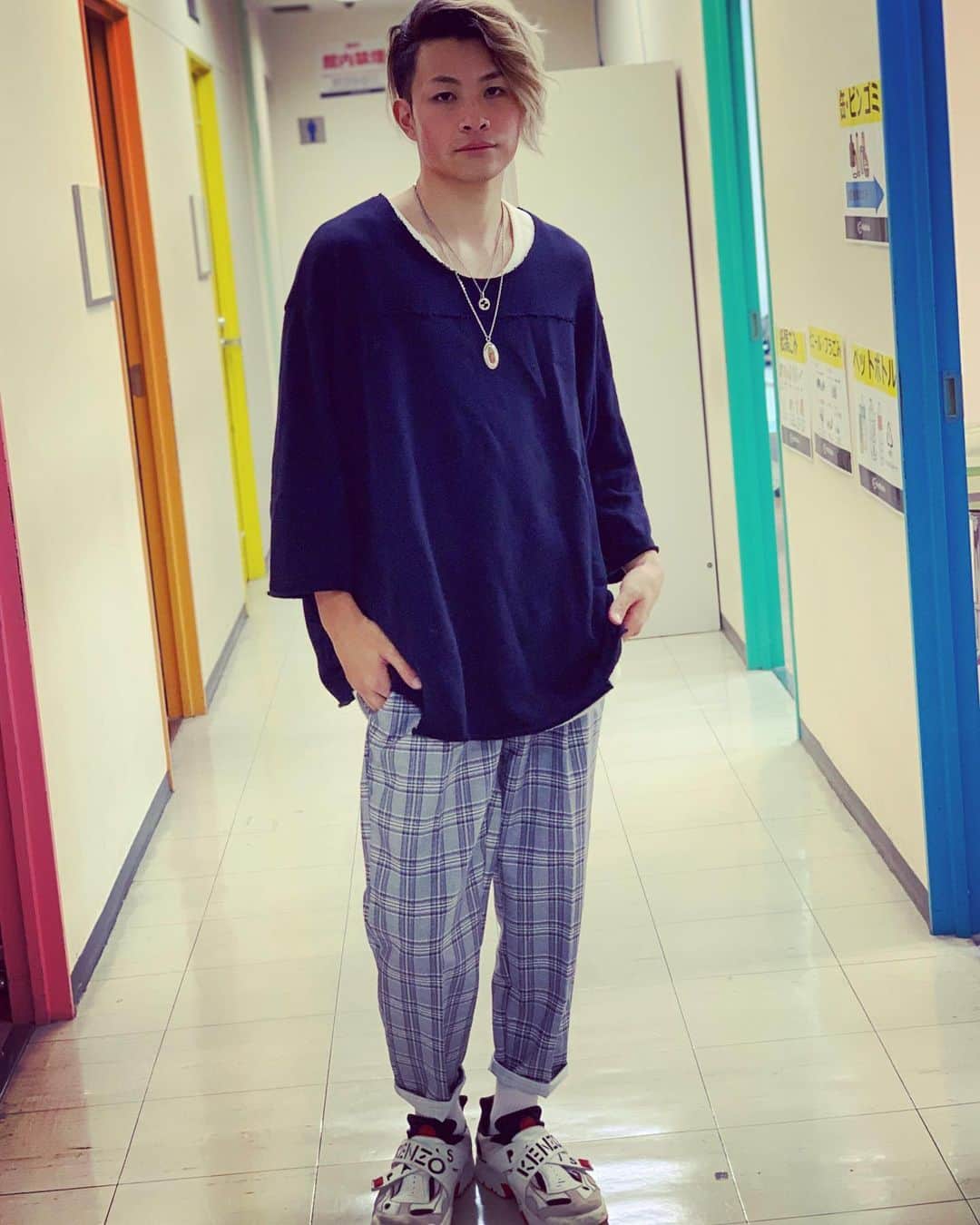 東郷知典のインスタグラム：「いい感じ？？  #ファッション #kenzo #スニーカー #服」