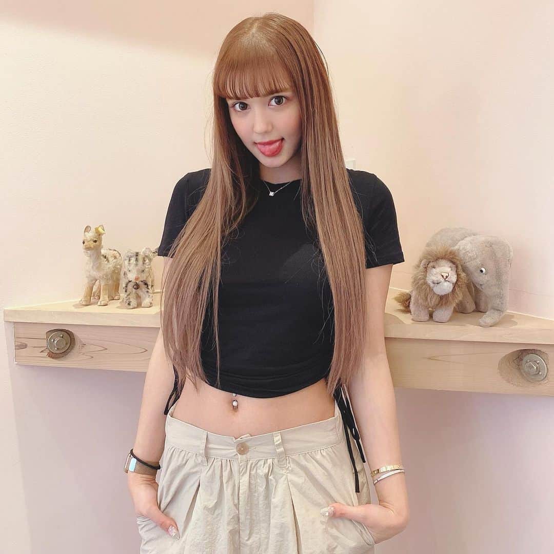 のインスタグラム：「にゅーへあー🧸♥️ 2ヶ月ぶりに髪の毛染めてきた✌🏻 エクステもつけてスーパーロング👩🏼 サラサラよ💕💕💕 #newhair」