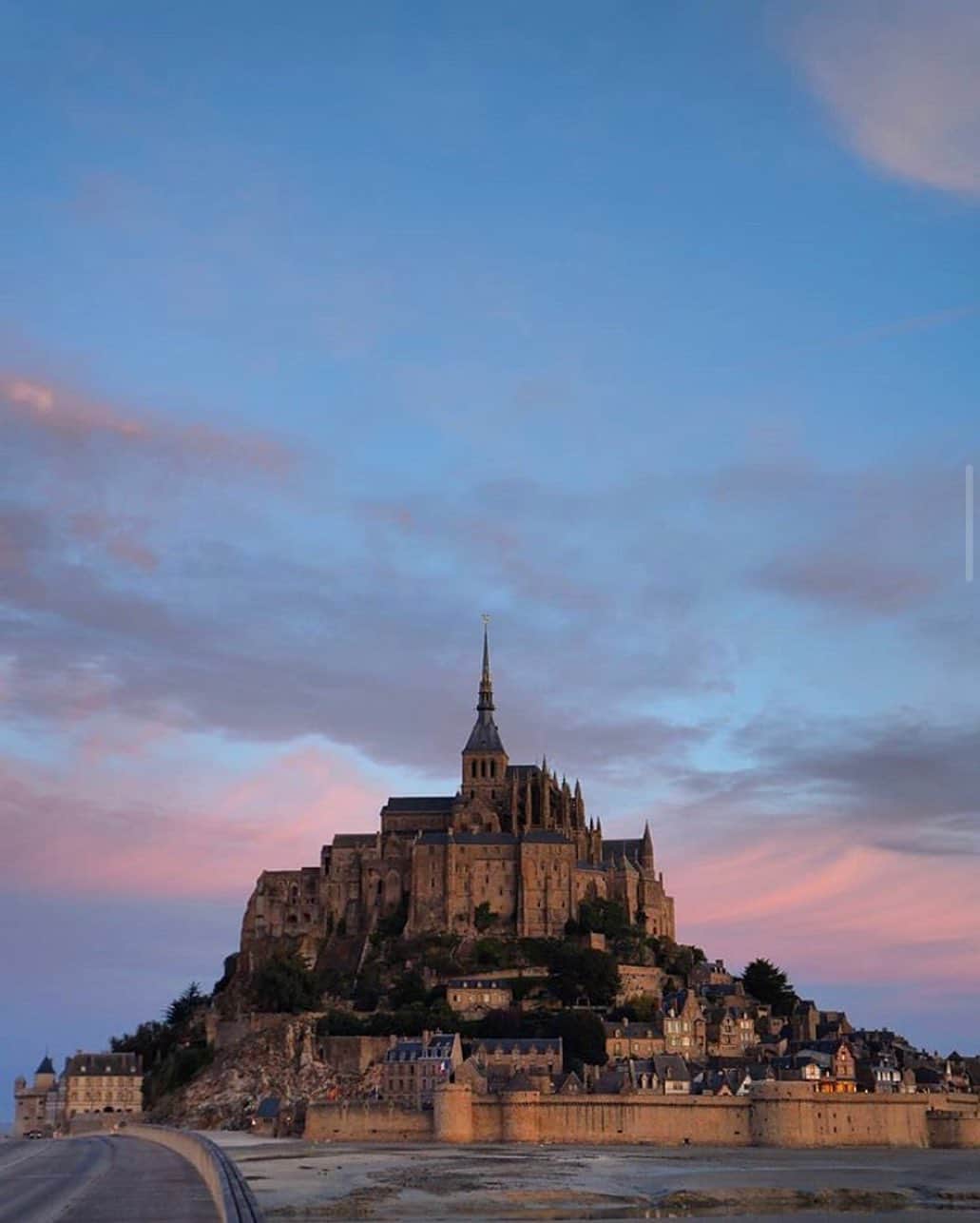 フランス大使館さんのインスタグラム写真 - (フランス大使館Instagram)「【#日本人が見たフランス 】ため息の出るような美しい景色ですね✨モン・サン＝ミッシェルの歴史は深く、708年に遡ります。幾度となく増改築が繰り返され現在の形となりました。一度足を踏み入れるとその静謐な雰囲気に圧倒されます。写真を送ってくれた @mykyagallery さん、ありがとうございます📷💫 . . .  « On ne peut que soupirer devant la beauté de ce paysage. L’histoire du Mont Saint Michel est très ancienne et remonte à 708. L’architecture actuelle de l’édifice est le résultat de nombreux travaux et de reconstructions. Une fois que vous y entrez, vous serez submergés par la sérénité du lieu. » Merci @mykyagallery d’avoir partagé avec nous ce magnifique cliché.」7月6日 18時19分 - ambafrancejp
