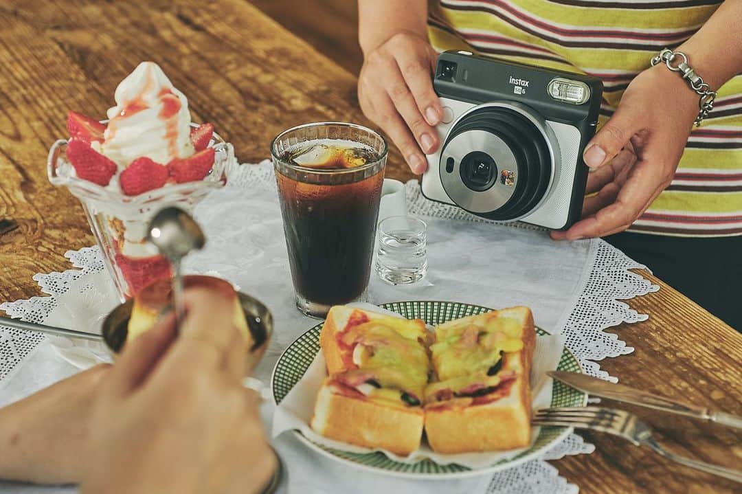WALL DECOR (ウォールデコ）さんのインスタグラム写真 - (WALL DECOR (ウォールデコ）Instagram)「レトロかわいい純喫茶をおうちで再現！作って撮って楽しい「おうち純喫茶」開店！写ルンです・チェキを使った撮影のポイントや純喫茶をおうちで楽しめるスタイリングのコツをご紹介！﻿ ﻿  ﻿ ﻿ 記事はプロフィールURLからどうぞ▶@fujifilmjp_walldecor﻿ ﻿  ﻿ ﻿ #写真とちょっといい暮らし #fujifuilm #富士フイルム #walldecor #シャコラ #チェキ #写ルンです #インテリア #photography #art #decor #interior #interiorstyling #homestyling #インテリア雑貨 #おうち時間 #写真 #写真を飾る #写真好きな人と繋がりたい #純喫茶 #レトロ＃SQ6 #おうちごはん #難波里奈 #スタイリング #デザート #スイーツ﻿ ﻿」7月6日 18時24分 - fujifilmjp_walldecor