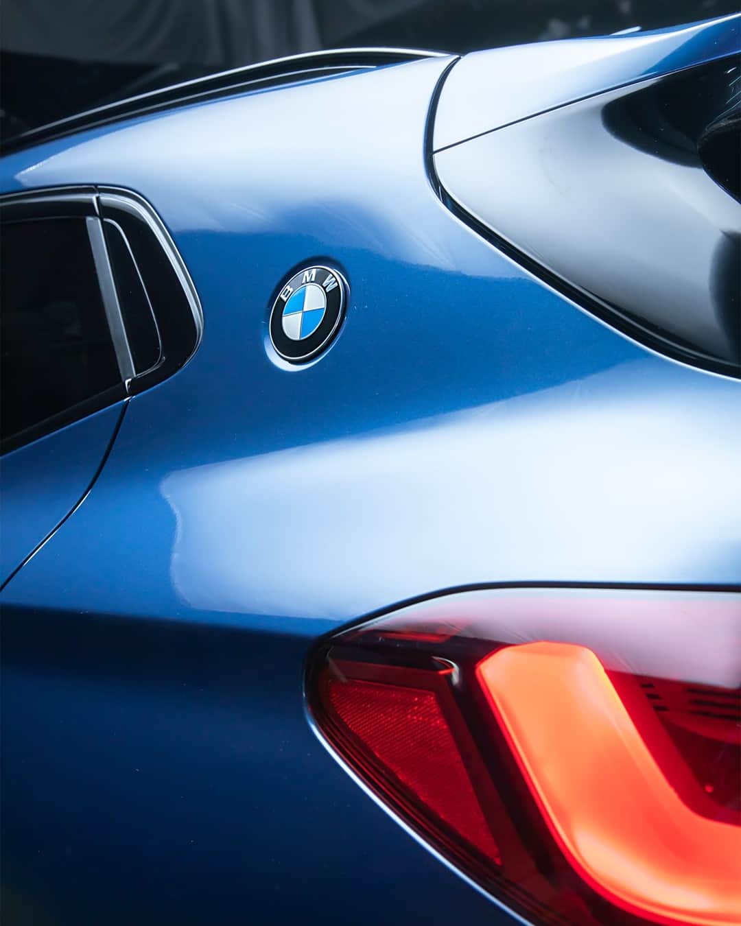 BMWのインスタグラム：「Ready and recharged. The new BMW X2 xDrive25e. #TheX2 #BMW #X2 #JOYelectrified __ BMW X2 xDrive25e: Energy consumption in kWh/100 km (combined): 14.3–13.8. Fuel consumption in l/100 km (combined): 2.1–1.9. CO2 emissions in g/km (combined): 48–43.  Further information: www.bmw.com/disclaimer.」