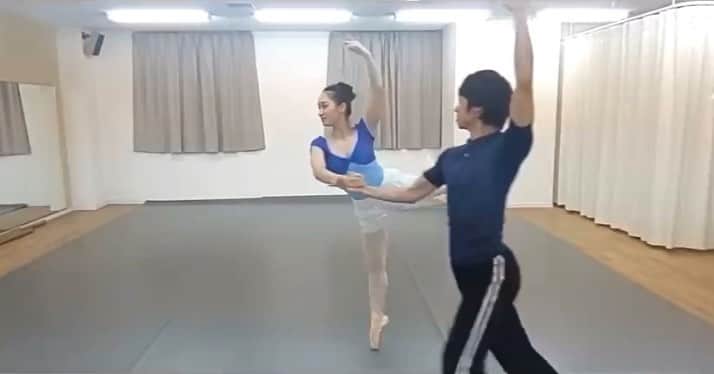 のインスタグラム：「リアルすぎる#バレエあるある　パドドゥ編💃🕺　  プロムナードその②  前回の体がついてきてくれないバージョンと別人  こういう女は大概協調性ない  お相手は今バレエ界で1番キテる トップオブトップ・プロバレエダンサーの 有馬様 @kazuyaarima  いやプロ相手になにさせてんねん  全編が気になる方は YouTube『けっけちゃんねる』へGO  有馬くんの熱演ナイス！ ーーーーーーーーーーーーーーーーーーーーーーーーーー #プロバレエダンサー #バレリーナあるある #バレエダンサーあるある#細かすぎて伝わらないモノマネ#吉本新喜劇#吉本坂46 #松浦景子#クラシックバレエ#バレリーナ#バレエ#バレエダンサー#芸人#バレエ芸人#バレリーナ芸人#バレエコンクール#バレエ大好き#バレリーナあるある#バレエ動画 #balletcompetition#balletvideo#balletvideos#pasdedeux #パドドゥ #グランパドドゥ #バレエ男子#バレエ王子#balletboy #レオタード #バレエレオタード #プロムナード」
