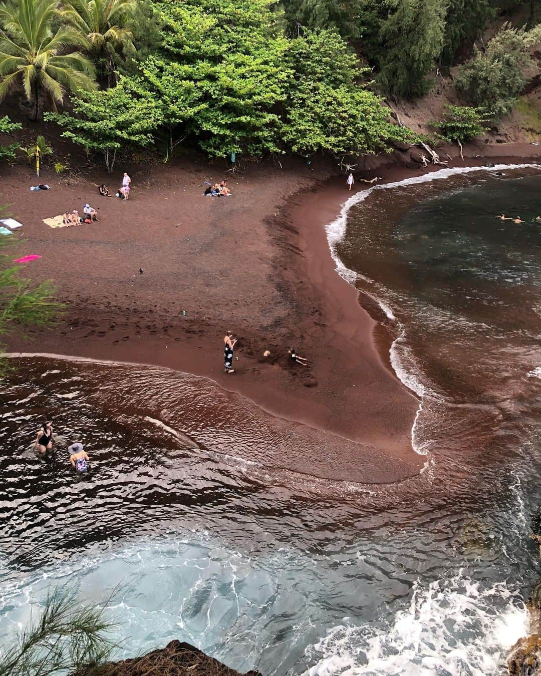 Riho Morishitaのインスタグラム：「Archive. 火山灰からなる赤土のビーチ。街からは遠いし、道中も険しくて大変だったけど、自然の神秘を感じた場所✨ 海に入ったけど水は冷たかった🤧 いつかまた行きたいのでメモ。Red Sand Beach / Hana, Maui, Hawaii #nofilter」