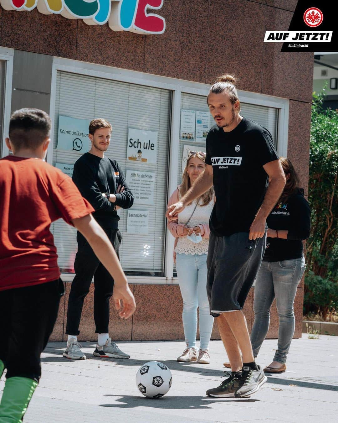 アイントラハト・フランクフルトさんのインスタグラム写真 - (アイントラハト・フランクフルトInstagram)「Die Eintracht-Familie steht zusammen 🙌 Die ersten Schecks der großen AufJetzt-Kampagne wurden übergeben 🤝 • • #AufJetzt #inEINTRACHT #sge #eintracht #frankfurt #eintrachtfrankfurt」7月6日 18時35分 - eintrachtfrankfurt