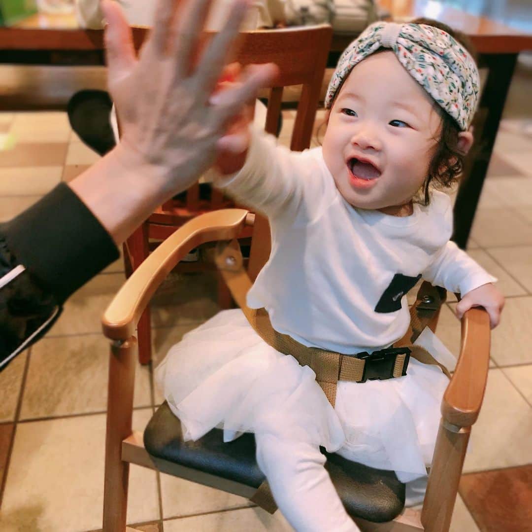 菊井彰子さんのインスタグラム写真 - (菊井彰子Instagram)「【成長記録】タッチができるようになったと思ったら最近はおててパチパチ拍手をしたり積み木が乗った台車を押して歩いてみたり、つかまり立ちの時に手を離して一人で立ってみたりと毎日毎日成長が更新していくのでびっくりです！ ソファーもベッドも自分でお尻から足をついて降りられるようになりました。は、はやい！ 大人になってもこのぐらいのスピードで何事にも興味を持って習得できたらいいのにと娘をみて感心してます👏 つい昨日まで、家具を買い変えなきゃと思っていたトラブルも一週間もあれば大丈夫になっています。 最近はダメって怒るとわかって涙を流して泣いたり（抱きしめたい気持ちを我慢するのつらいw🤣）意思疎通がしっかりとれるようになってきました。更に愛おしさ更新（ ; ; ） ダメが通じるようになったのでテレビ台に乗って困っていたのも全くやらなくなりました。 すごいわー、、、新生児からの事を考えると不思議過ぎて、え、もうこんなこともできるのってこちらの方がついていけてません（笑） 怒っといて、え、ダメって言ってるのわかるの❓ってついニヤニヤしちゃって褒めたくなります💜いろんな所へ遊びに連れていくのも楽しくなってきましたーー🙌 #タッチできた後の2枚目のドヤ顔w ・ ・ ・ #おやばか部  #親バカ  #生後10ヶ月 #女の子ベビー #女の子コーデ #新米ママ #女の子のママ #女の子ママ  #10monthsbaby  #赤ちゃんのいる暮らし #赤ちゃんのいる生活 #ままのて #ベビーグラム  #赤ちゃんとママ  #0歳　　#ベビー #親バカ部　#8月生まれ　#成長記録　#育児記録　#娘　#乳児 #コドモノ #ママリ #ベビライフ #ベビメモリ  #ベビスタグラム #ママカメラ #ベビフル」7月6日 18時38分 - yanakiku_kiku