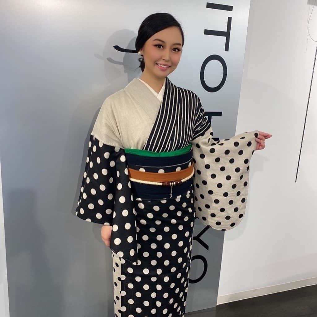 岩上愛美さんのインスタグラム写真 - (岩上愛美Instagram)「@shitohisayo 先生のお着物👘 選んでいる間、素敵で粋なお着物ばかりでたくさん目移りしてしまいました！  普段、古典柄が多いのでとっても新鮮。 そしてまだ25歳なので可愛らしいデザインにしました😃✨  早くこれを着てお出かけしたいです✨  #shitohisayo #kimono #kimonodesigner #紫藤先生 #着物 #モダン」7月6日 18時39分 - amiiwakami