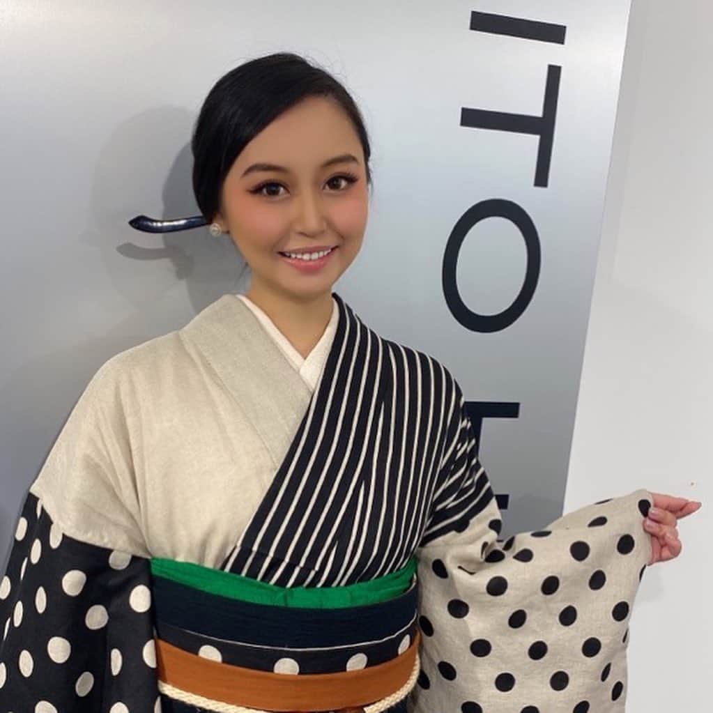 岩上愛美のインスタグラム：「@shitohisayo 先生のお着物👘 選んでいる間、素敵で粋なお着物ばかりでたくさん目移りしてしまいました！  普段、古典柄が多いのでとっても新鮮。 そしてまだ25歳なので可愛らしいデザインにしました😃✨  早くこれを着てお出かけしたいです✨  #shitohisayo #kimono #kimonodesigner #紫藤先生 #着物 #モダン」