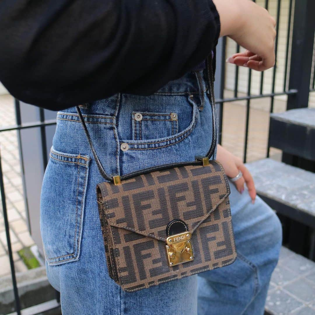 Vintage Brand Boutique AMOREさんのインスタグラム写真 - (Vintage Brand Boutique AMOREInstagram)「SOLD OUT❣️❣️ Fendi zucca mini shoulder bag  On website search for AO27117  Free Shipping Worldwide✈️ ✉️ info@amorevintagetokyo.com  #ヴィンテージ #フェンディ #ヴィンテージフェンディ #ズッカ柄 #ズッカ #ペカン #ヴィンテージブランドブティック #アモーレ #アモーレトーキョー #ヴィンテージショップ #表参道 #東京#fendi #vintage #vintageFendi#fendivintage #amoretokyo #amorevintage #vintageshop」7月6日 18時40分 - amore_tokyo