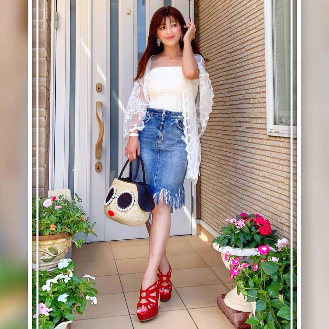 のインスタグラム：「🍀🍀🍀 . 皆さんご存知ですか？ 年間100万トンのお洋服が 売れ残って廃棄されている現実を。。。😱 そして大きな環境問題になっています🌏 . . 私が着ているベアトップは 株式会社Appacle @appacle さんによって救出されました♡ このベアトップは 綺麗めお姉さん系ブランド #royalparty  のもの🤭 . こうやって日の目を見れて お洋服もきっと喜んでると思う♥️ . 私自身がアパレル経験者なので とても関心深く 今回アンバサダーをさせていただきました♡ . . @appacle さんでは在宅での アパレル事業に興味がある人に 無料相談も行なっているそうです♡ . . @kiteko_official は そんなお洋服たちのコーデ集です✨✨ . . . #kiteko #appacle #アパクル  #今日のコーデ#今日の服#きれいめコーデ#きれいめファッション#きれいめカジュアル#カジュアルコーデ #大人カジュアル#シンプルコーデ #シンプルファッション#アラフォーコーデ#40代ファッション #40代コーデ #ザラジョ#ザラコーデ #デニムコーデ #着回しコーデ#プチプラコーデ #おしゃれさんと繋がりたい #服好きな人と繋がりたい #環境問題 #アパレル#インフルエンサー . 見て下さった方(*´︶`*)♡Thanks!🍀*゜」