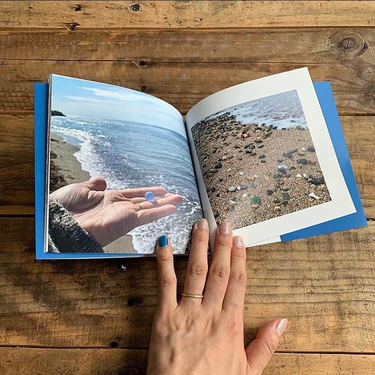 しまうまプリント【公式】フォトブック無料企画開催中さんのインスタグラム写真 - (しまうまプリント【公式】フォトブック無料企画開催中Instagram)「ビーチコーミングの記録🐚 ・ ・ 本日ご紹介するのは @lizunee.yt521 さまの フォトブックです✨ ・ ・ 海岸に打ち上げられた漂着物を収集する ビーチコーミング。 ・ これまでに収集したお気に入りの漂流物を 1冊のフォトブックにしていただきました🐳 ・ 貝殻や珊瑚、青いガラス玉など、 色とりどりでどれも美しく、 なんだかとってもロマンチックですね✨ ・ ・ \あなたの趣味をフォトブックにしませんか？/ 今回ご紹介したビーチコーミングのフォトブックのように、 趣味やお気に入りを1冊に詰め込めば 手軽にあなただけのフォトブックが完成します✨ ・ お気に入りをフォトブックとして形に残せば、 データの写真とはまた違う楽しみがありますよ🦓 ・ ・  @lizunee.yt521 さま、 素敵なご投稿ありがとうございました！ ・ ・ ・ #しまうまプリント#しまうまフォトブック#フォトブック#フォトアルバム#写真整理#オリジナルアルバム#オリジナル#海#フォト#写真#カメラ#趣味#休日 #珊瑚 #海が好き #海のある暮らし #砂浜 #貝殻 Repost from @lizunee.yt521 ・・・ ´ ´ 今まで ビーチコした分(お気に入りだけ)を… ´ 一冊の✴︎フォトブック✴︎に📘しました！！ ´ このフォトブックにすると どんな写真も… “オシャレ感“増すのが嬉しい ✌︎😆✌︎ ´ ´ #ビーチコーミング #ビーチコ #ビーチコの記録 #お気に入りだけ #しまうまフォトブック #一冊の本 #どんな写真も #おしゃれ感アップ  #シーグラス #シー玉 #貝殻 #beachcombing #shell #photobook」7月6日 18時42分 - shimaumaprint