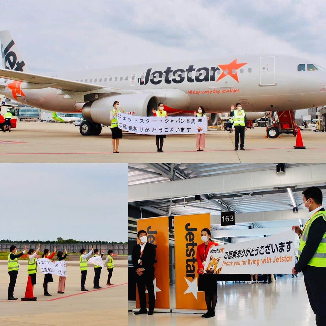 ジェットスター航空さんのインスタグラム写真 - (ジェットスター航空Instagram)「＼ジェットスター・ジャパン8周年／ ・ 先週(7/3)、おかげさまでジェットスター・ジャパンは就航8周年を迎えまスター✨ 東京(成田)をはじめ、札幌や名古屋(中部)、福岡、沖縄(那覇)、宮古(下地島)などの就航空港では、皆さまへの感謝の気持ちを込めて、スタッフが手作りの横断幕でご搭乗いただいた皆さまをお見送りいたしました🖐 ご搭乗いただきました皆さま、誠にありがとうございまスター⭐✈️ ------------------------------ 2枚目写真📷東京(成田) 3枚目写真📷札幌 4枚目写真📷福岡 5枚目写真📷名古屋(中部) 6枚目写真📷沖縄(那覇) 7枚目写真📷宮古(下地島) ------------------------------ ・ 7月中には国内LCC最大級の国内線全23路線の運航を再開いたします。 また皆さまが大切な人に元気な笑顔を見せに行けるよう安心・安全な空の旅のための徹底した対策で、またいつか皆さまと空の上でお会いできる日を、スタッフ一同楽しみにお待ちしております。 ▼運航再開スケジュールはこちら https://bit.ly/back200706ig jetstar.comからもご覧いただけます。 ・ #LCC #ジェットスター #jetstar_japan　#jetstar #8周年 #FlyWell #WeAreBack★」7月6日 18時42分 - jetstar_japan