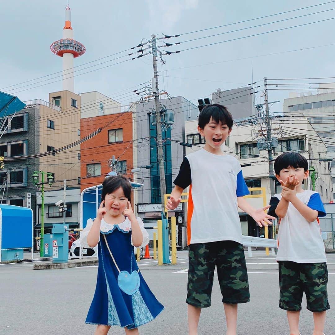 太陽チャンネルのインスタグラム：「ぜんぶゆかちゃんからのプレゼント🎁 兄弟おそろコーデ♡ そんでらんちゃんのワンピ 超ミラクル可愛い～😭😭😭💕 わたしの趣味ど真ん中😤💕💕 ゆかちゃんいつもありがとう♡ チビちゃんはアイラブパパ🤣💕 あと、何故か写真への返信とか質問をDMで送ってくる方が多いんですが、コメント欄に書いてください😅DMはお返事しません❌ よろしくお願いします✌️ #太陽チャンネル #頂き物で生きてます #プレゼント #ありがとう #axesfemmekids  #babydoll #ベビド #mps」