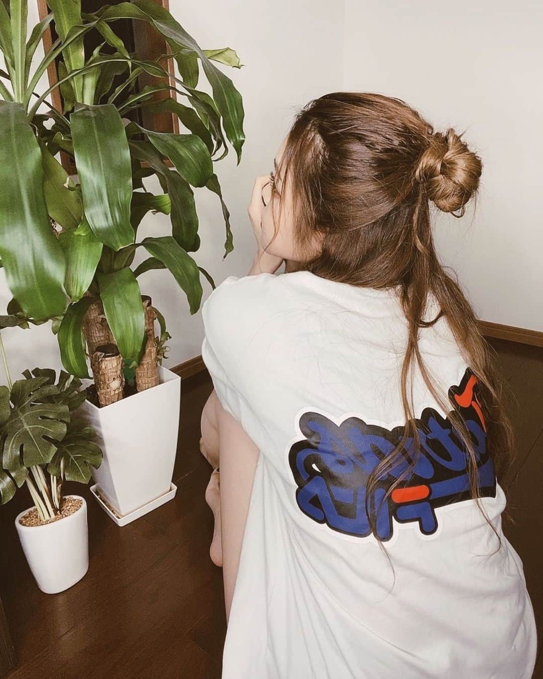 のインスタグラム：「. こちらTATRASとFILAのコラボT🌿 @tatras_conceptstore  百貨店とTATRAS全店(イタリア・WEB含む)で購入できます❤︎ 私はキャップもゲットしました🧢✳︎ . #FILA#TATRAS#tatrasconceptstore#tatrasfila#ootd#code#フィラ#タトラス」