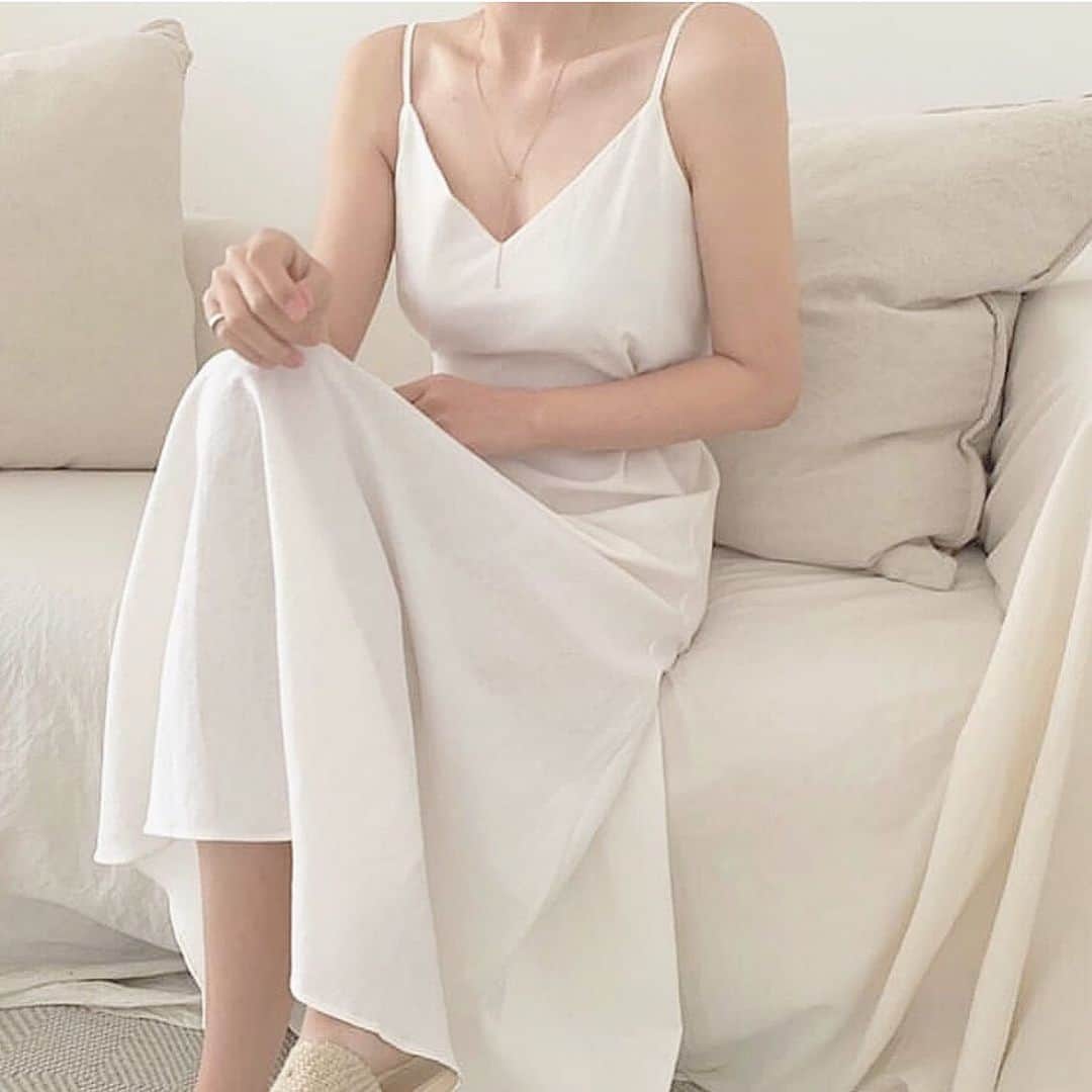 のインスタグラム：「_______________________________________________ ﻿  ﻿ ﻿ ﻿ 前に韓国で買った1000円ワンピース👗﻿ 普段着向きでもないけど﻿ おでかけもできないから部屋着に…﻿ めちゃくちゃ女子力〜〜﻿ こういうのもたまにはいいかも🐷﻿ ﻿ ﻿ _______________________________________________﻿ ﻿ #お洒落さんと繋がりたい #洋服好きな人と繋がりたい #おしゃれさんと繋がりたい #古着好きな人と繋がりたい #白コーデ #オールホワイト #ワンカラーコーデ #パジャマ #ワンピース #プチプラ #ホワイトコーデ #巾着バッグ #春コーデ #春服 #おうち時間 #おうちファッションショー #stayhome #自粛 #部屋着 #ファッションコーデ #キャミソール #コーディネート #シャツ #ootd #me #今日のコーデ #fashion #todayscode #code #coordinate」