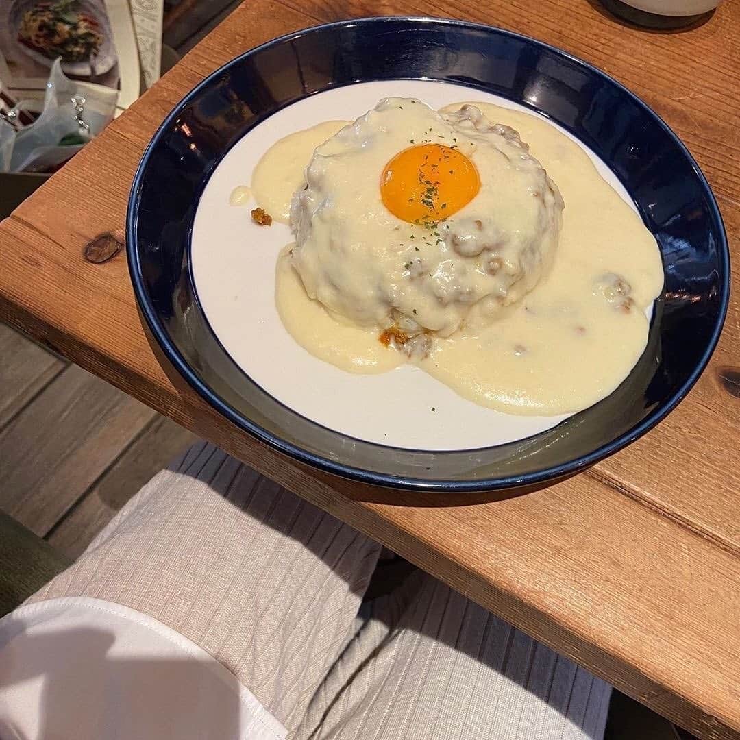 isutaさんのインスタグラム写真 - (isutaInstagram)「大きなスプーンがかわいすぎるダイニングバー♡﻿ ﻿ ﻿ こちらは大阪・南堀江にある「good spoon」。﻿ 大きなスプーンの看板が印象的で、思わず写真を撮りたくなってしまいますよね♡﻿ ﻿ ﻿ 特におすすめのメニューはチーズプラッターのミートパスタ。﻿ 香り引き立つパスタの上で溶けだす、とろっとろのチーズがたまりません！﻿ ﻿ ﻿ 他にもなんばCITYや横浜のみなとみらいにも店舗があるので、気になる方はぜひ1度行ってみてはいかが♩﻿ ﻿ ﻿ 【good spoon 南堀江店】﻿ 住所：大阪府大阪市西区南堀江1-25-12﻿ 営業時間：ランチ 11:00～16:00（L.O.15:30）﻿ 　　　　　ディナー17:00～24:00（L.O.23:00）﻿ 定休日：不定休﻿ ﻿ ﻿ photo by﻿ @yukatsura﻿ @mai.829715﻿ @sizkame59﻿ @mmk_rit﻿ ﻿ ﻿ #isuta #イスタ #isutapic﻿ #isutacafe #カフェ巡り #おしゃれカフェ﻿ #カフェスタグラム #cafe #大阪カフェ﻿ #cafestagram #カフェ #カフェ好き﻿ #お洒落な人と繋がりたい #大阪ランチ﻿ #カフェ好きな人と繋がりたい #goodspoon ﻿ #グッドスプーン #プラッターチーズ #パスタ ﻿ #ランチ #大阪グルメ #南堀江 ﻿ #南堀江カフェ #横浜 #なんばcity﻿ #카페 #카페스타그램」7月6日 18時53分 - isuta_jp