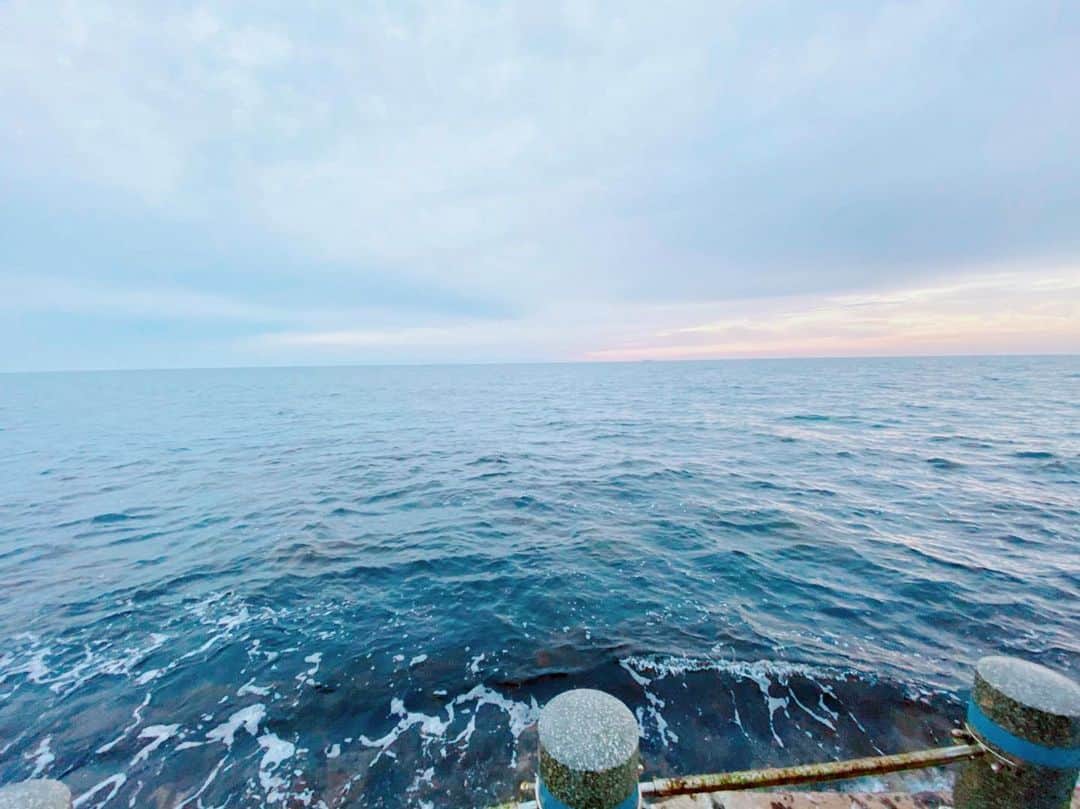 西村菜那子さんのインスタグラム写真 - (西村菜那子Instagram)「新潟の海🏖 綺麗に撮れた(=^▽^)  シャーベットピンクのMV撮影地です🥺  とっても素敵な曲です。 初恋の女の子に久しぶりに会った男の子。ってイメージ。  たくさん聴いてください✨  プライベートで海へ行ったことは人生で1回しかない😳😳 小さい頃に上越の海行ったくらい。 今年は夏らしいことできるんですかね、、😳」7月6日 18時53分 - nanako_nishimura