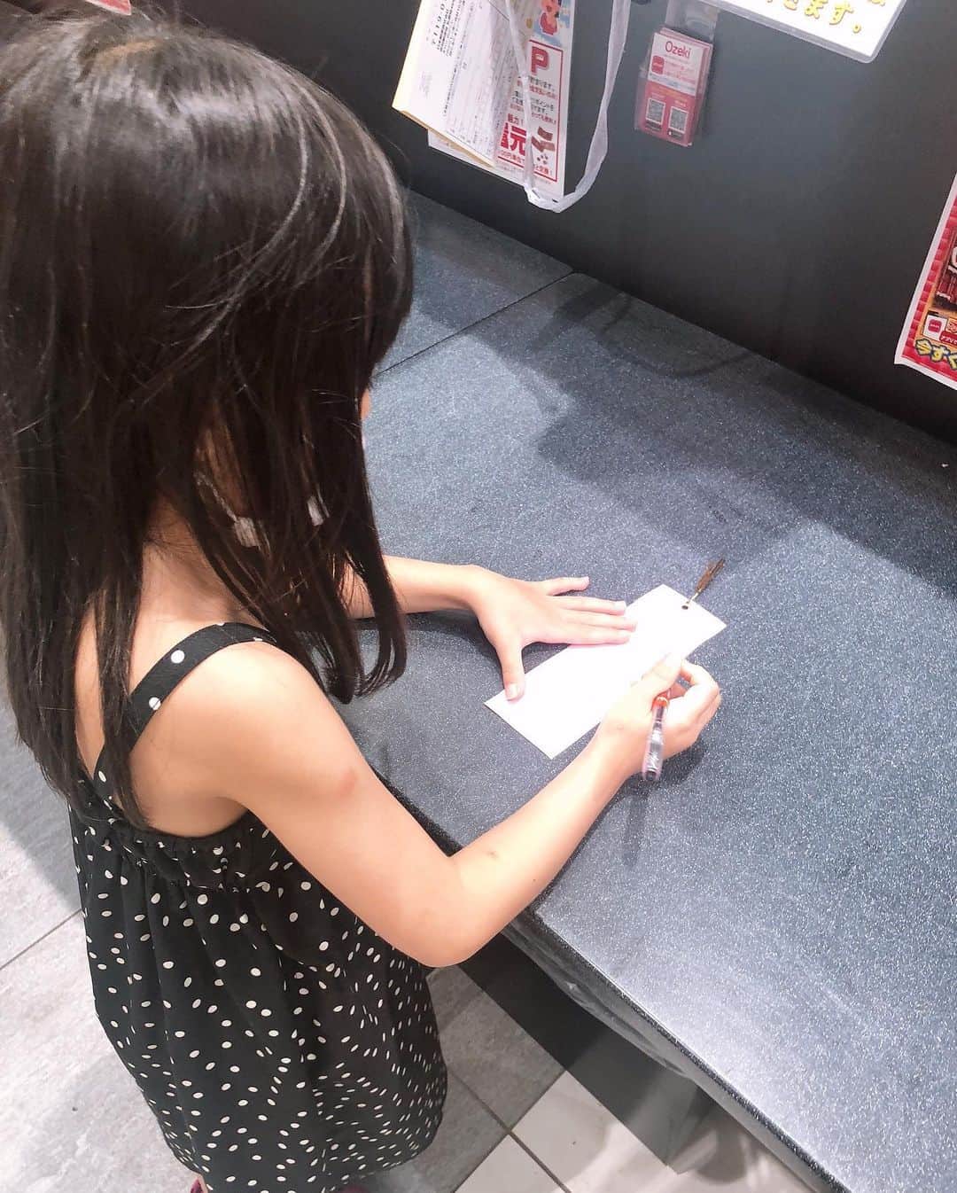 みきママさんのインスタグラム写真 - (みきママInstagram)「【七夕の願い事です！！】  ﻿ ﻿ ﻿ ﻿ 明日、7/7は七夕です！！﻿ ﻿ ﻿ ﻿ ﻿ ﻿ ﻿ 杏ちゃん、6歳、スーパーで短冊に願い事を書いて笹につけていました。﻿ ﻿ ﻿ ﻿ ﻿ ﻿ ﻿ ﻿ いつの間にそんな心が広くなった？﻿ ﻿ ﻿ ﻿ ﻿ #みきママ #七夕 #願い事」7月6日 18時53分 - mikimama_official