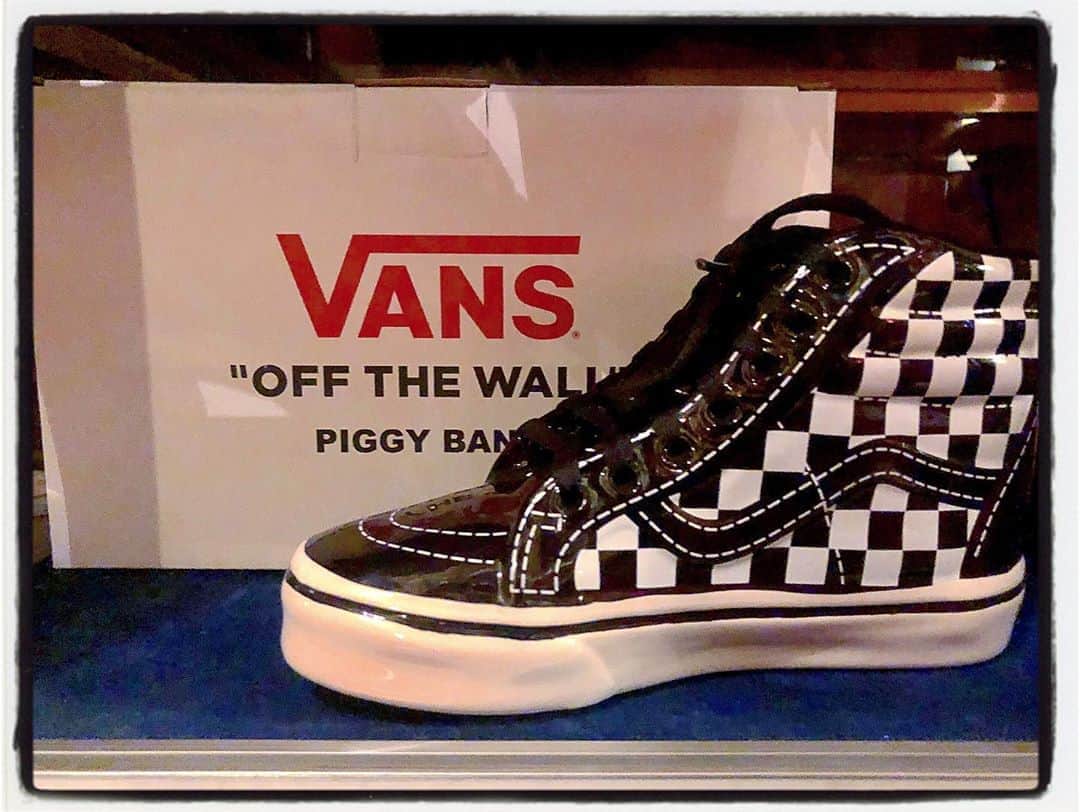 大川知英のインスタグラム：「2020's VANS "OF THE WALL " PIGGY BANK Skate Hi🛹 @wponchi さんに先日お会いした時に 誕生日プレゼントでこちらを頂きました🙇‍♂️❗️ これはかなりかこいいし可愛い😚 買おうとしたらプレゼントなんて、、 前にもお店で待ち合わせして遅くなって店に着いたら お腹すいてませんか？と牛丼を買ってくれてた時は 泣きそうになってしまいました。。あの牛丼の味は 忘れません🧘🏼‍♂️なんて優しいんだ..🥺 そしてお揃い🤡upi👯‍♀️タグ付けしてます お店にも是非遊びに行きたいです🚕 ありがとうございました❗️🙇‍♂️🛹🛹 #vansoffthewall #coinbank#skatehi #2020#激シブ貯金箱#なんて優しい #大事にします#お揃い#upi #amecajiboys#takatsubase #アメトイ部#youtube」