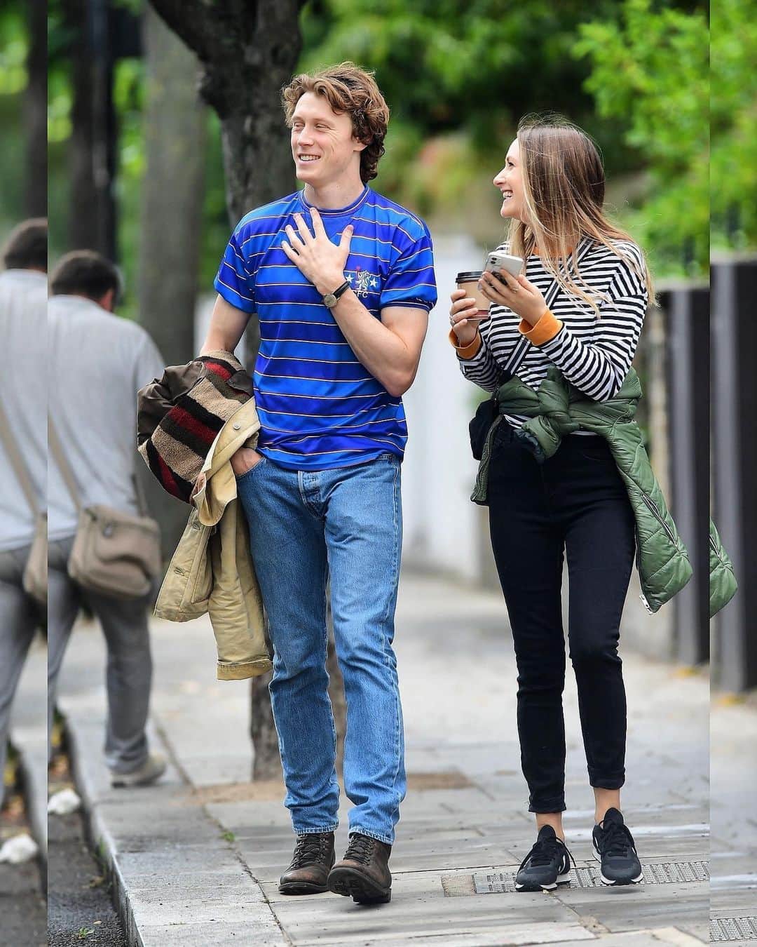 Just Jaredさんのインスタグラム写真 - (Just JaredInstagram)「#1917 star George Mackey shared a laugh with girlfriend Doone Forsyth while heading to another pal’s apartment in London over the weekend  #GeorgeMackay Photos: Backgrid」7月6日 9時55分 - justjared