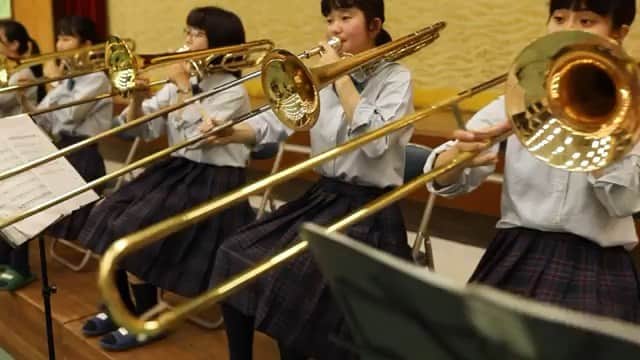HIPPYのインスタグラム：「西日本豪雨災害から２年が経ちました﻿ ４０００人以上の方が仮設住宅での生活﻿ 復興までまだまだ長い道のり﻿ ﻿ 日本各地で災害が起きています﻿ これまでの悲しみをしっかり胸に焼き付け﻿ 生きるすべをしっかりと見出し確認﻿ ﻿ そしてみんなと支え合って助け合って﻿ 被災されてる皆さんに支援﻿ ﻿ 普通に生活ができている幸せ﻿ 歌を歌えてるいる幸せ﻿ ﻿ その歌が誰かの心をほぐせたり﻿ 心の燃料になれるのなら嬉しいです﻿ ﻿ 去年、呉高校吹奏楽部との演奏﻿ 被災から立ち上がるみんなの演奏に心震えました﻿ ﻿ またご一緒しようね﻿ このように会いたい人がたくさんいる﻿ ﻿ 必ず会いましょうね﻿ だからこそ避難できることは全力でしましょうね」