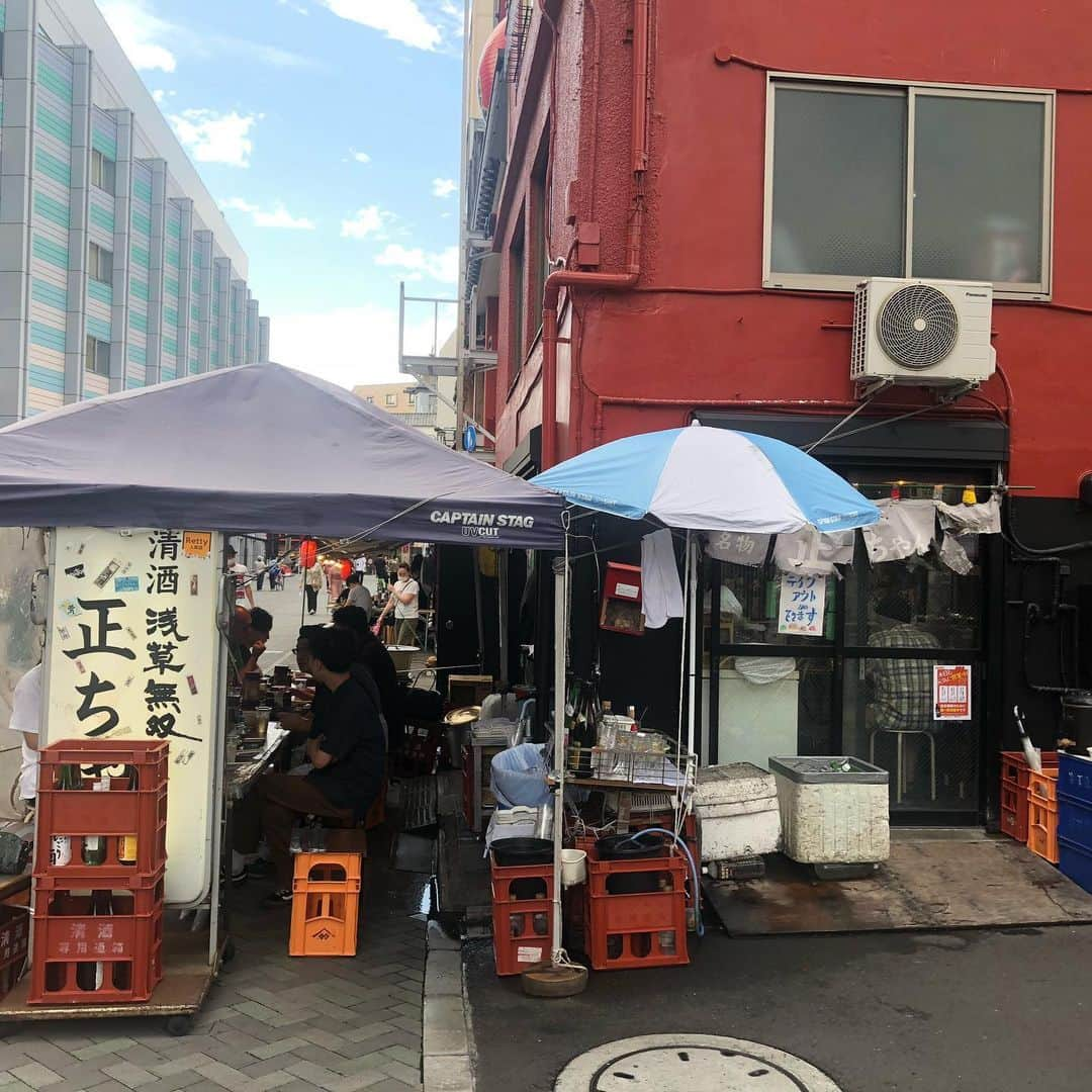 小宮山雄飛さんのインスタグラム写真 - (小宮山雄飛Instagram)「昨日は奇跡（正しい！）で入れた丸千葉から、浅草へ向かい正ちゃんで煮込み。 途中、竹松鶏肉店で「なか焼」を買って、帰宅後の家飲み対策もバッチリするのが、ぶらり昼飲みの極意だぞ。 #ひとり呑み」7月6日 9時57分 - yuhikomiyama