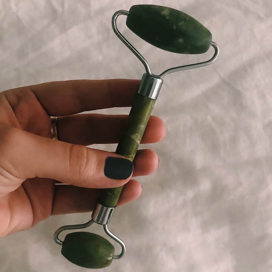 Revlonさんのインスタグラム写真 - (RevlonInstagram)「All you jade roller owners who are like, “Whyyy do I have this?” we see you. Here’s your #SelfCareSunday refresher: The roller is like a mini massage to rev circulation, reduce puffiness, and get you glowing.  . 📷: @audrey_aesthetics」7月6日 9時58分 - revlon