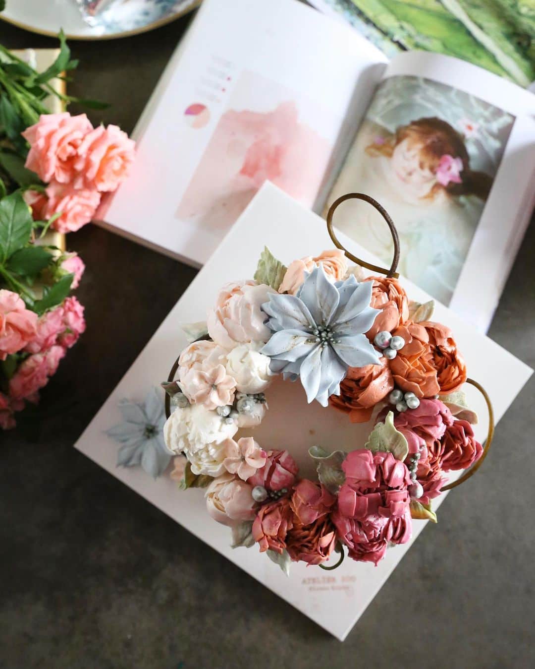 청담 수케이크 (atelier soo)さんのインスタグラム写真 - (청담 수케이크 (atelier soo)Instagram)「ㅡ 차근차근기초정규반 둥근잎부터넓은잎사귀그리고뾰족한잎까지 그림같이표현될수있는얇은펜을쓰는것처럼하늘하늘한꽃들을사랑해요.우유크림만의특별한컬러도☕️ Sooclass Basic ⚜️ ㅡ #flower #cake #flowercake #partycake #birthday #bouquet #buttercream #baking #wilton #weddingcake ㅡ www.soocake.com vkscl_energy@naver.com」7月6日 10時00分 - soocake_ully