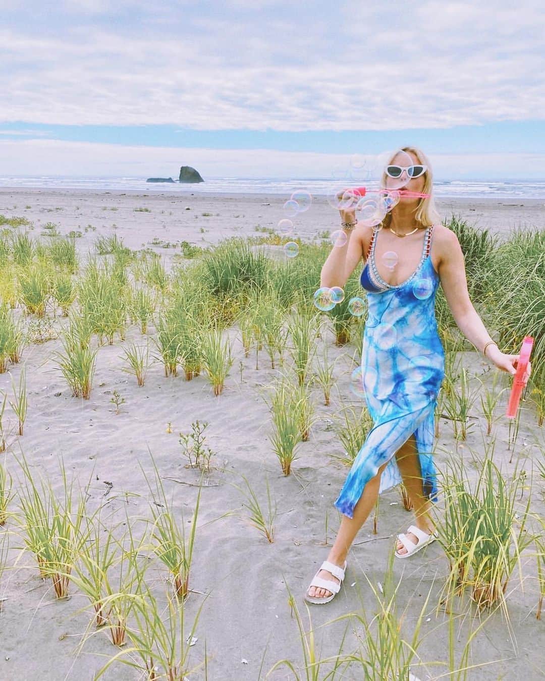 ダニジョーのインスタグラム：「Bubbles on the beach with @lkflinn 🐚 #dannijogirls」