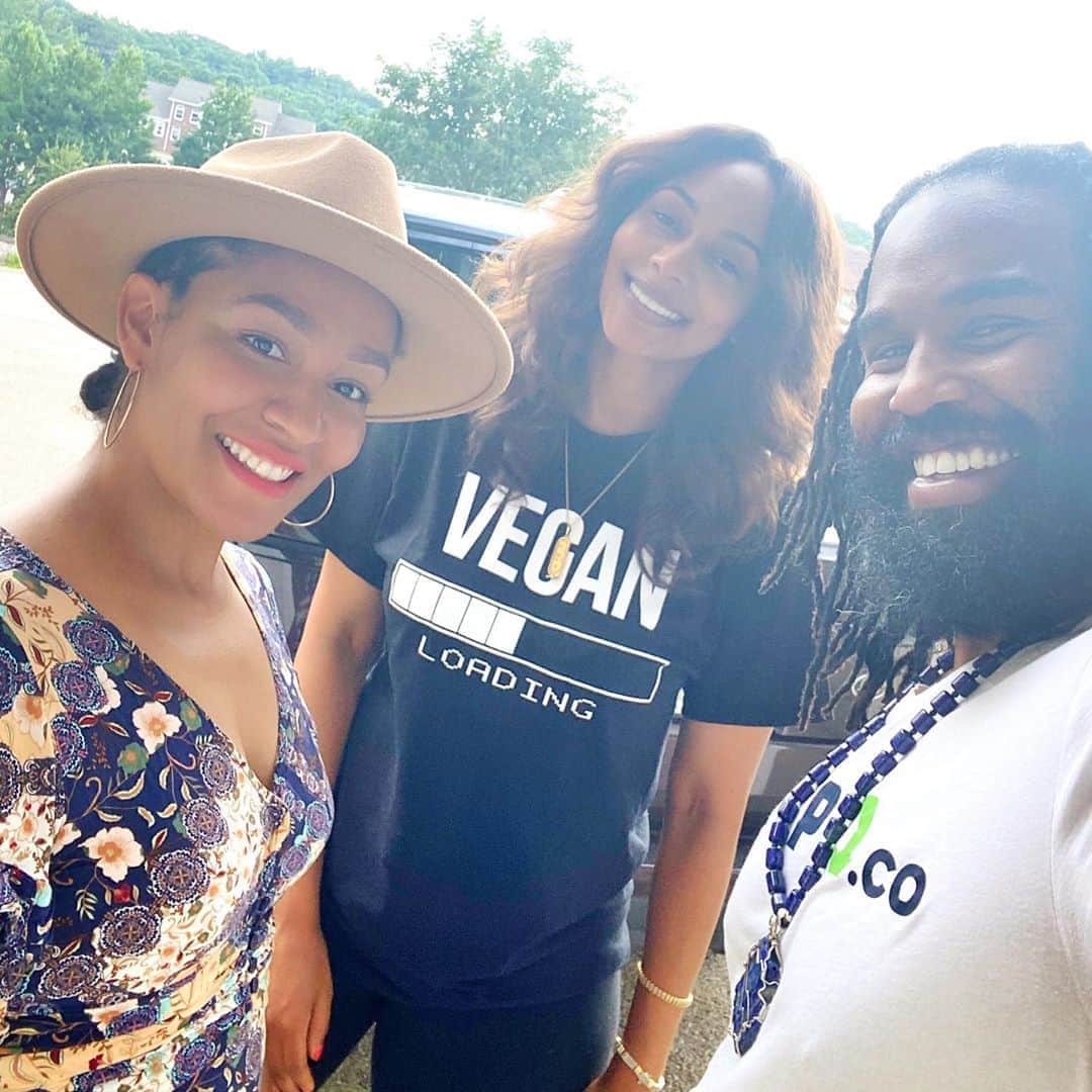 ケリー・ヒルソンのインスタグラム：「Spent the day at my friends’ farm & open-air market. Yeah, black folks in agriculture. And thriving...@atlantaharvest. They even have a chef who prepares the retrieved crops on site (and...listen! 🙌🏾😋) Bye-bye pesticides, hormones, & chemicals. Doesn’t get any fresher than this...Oh, they’ll also deliver your goods, (locally)! And yeah, that’s watermelon juice from their seeded watermelons 🍉😉 #supportblackfarms #buyblack #theblackpact 🖤  (my shirt is from @souledout337)」