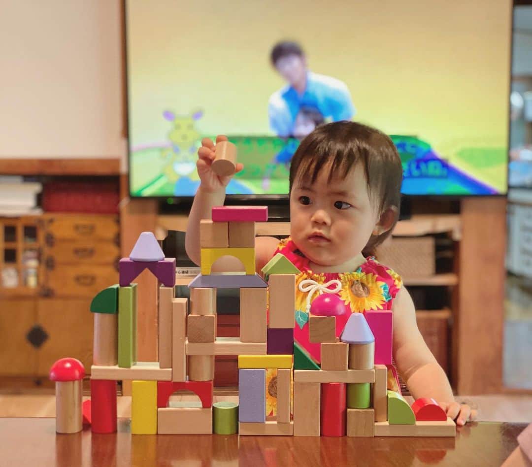 Keikooooooのインスタグラム：「大人の方が楽しんでる積み木👨🏻👩🏻 おチビは崩す係👶🏻⛑ 実家用に母に買ってもらった西松屋の積み木。沢山入って、安くてお得でした♡ #1y2m #積み木#西松屋」