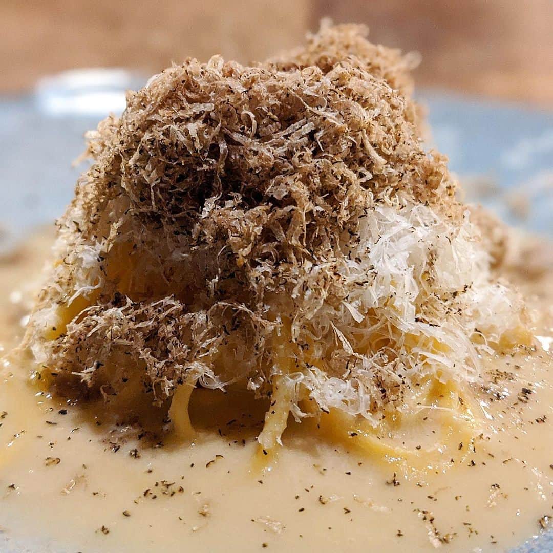 のインスタグラム：「タヤリントリュフとチーズがけ😍﻿ 白金『RAMA TOKYO』﻿ ﻿ 自家製手打ちタヤリンタルフゥーフォ🍝﻿ パスタの上に24ヵ月熟成のパルミジャーノ🧀﻿ さらにトリュフもたっぷり(*´꒳`*)✨﻿ ﻿ ふんわりと削られたトリュフは香り良く、 チーズとともにとけていく☺️﻿ ﻿ もう1つのパスタが丸ごと焼いたニンニクペースト﻿ たっぷりのペペロンチーノ✨﻿ ﻿ 恵比寿3丁目の交差点から 裏路地入ったところで大人な隠れ家😎﻿ カウンター9席のオープンキッチンで﻿シェフが 目の前で調理してくださるので目で見ても楽しめる🐥﻿ ﻿ デートや夜は2時まで空いてる(L.O.1:30)ので 食事後にお酒を楽しむ場としても🙆‍♀️﻿ ﻿ #イタリアン #italian #タリヤン #トリュフ﻿ #パスタ #チーズ #飯テロ #美食 #レイマ﻿ #rama白金 #ramatokyo #tokyorama﻿ #白金グルメ #恵比寿グルメ #めぐログ_白金﻿ #東京カレンダー #東京イタリアン」