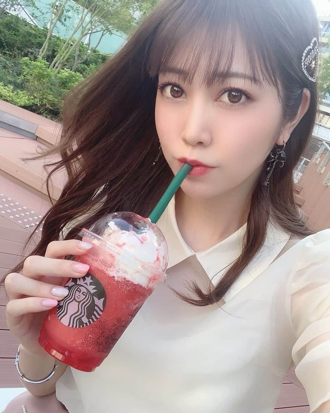 のインスタグラム：「.   　 ずっと気になってた #ゴロッとイチゴフラペチーノ 🍓 やっと飲めた〜💕 　 　 #シュワッとイチゴフラペチーノ も気になる🍓 　 　 みんなもう飲んだかな？ どっち派？💓」