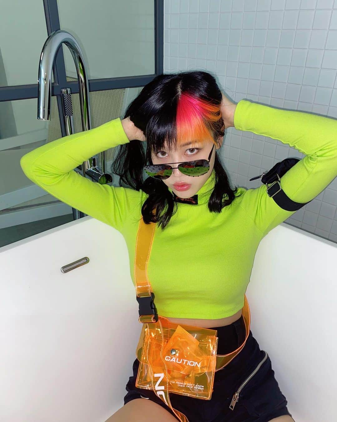 Emily Meiさんのインスタグラム写真 - (Emily MeiInstagram)「New hair, new me, something new coming (idk why I’m in the bathtub either) // hair by @woosunofficial」7月6日 10時24分 - emily.ghoul