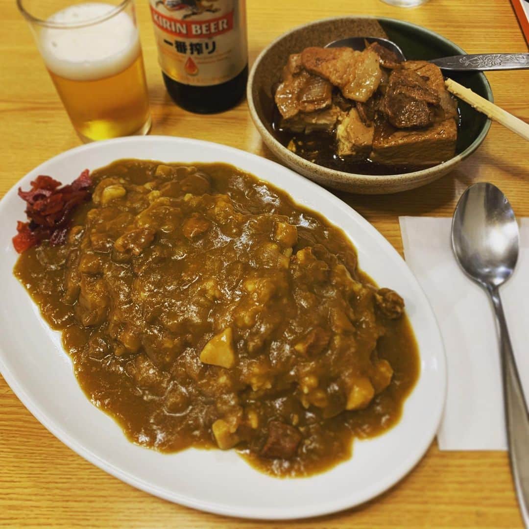 渡辺祐さんのインスタグラム写真 - (渡辺祐Instagram)「新宿「長野屋食堂」 #肉豆腐 #カレーライス 。肉豆腐は焦げの香りが歴年の煮込み鍋を物語る。新宿駅の東南口広場あたりがごちゃごちゃした一帯だったときのことを思い出しながら昼小瓶。「台北」でしたか旨い台湾料理。この近くにあった「五十鈴」がいまあればなあ。毎日行くのになあ。」7月6日 10時26分 - task_watanabe