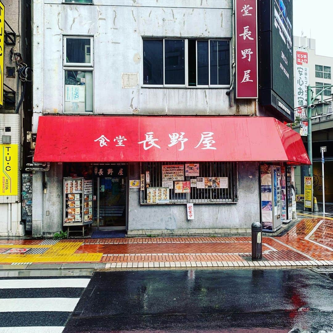 渡辺祐さんのインスタグラム写真 - (渡辺祐Instagram)「新宿「長野屋食堂」 #肉豆腐 #カレーライス 。肉豆腐は焦げの香りが歴年の煮込み鍋を物語る。新宿駅の東南口広場あたりがごちゃごちゃした一帯だったときのことを思い出しながら昼小瓶。「台北」でしたか旨い台湾料理。この近くにあった「五十鈴」がいまあればなあ。毎日行くのになあ。」7月6日 10時26分 - task_watanabe