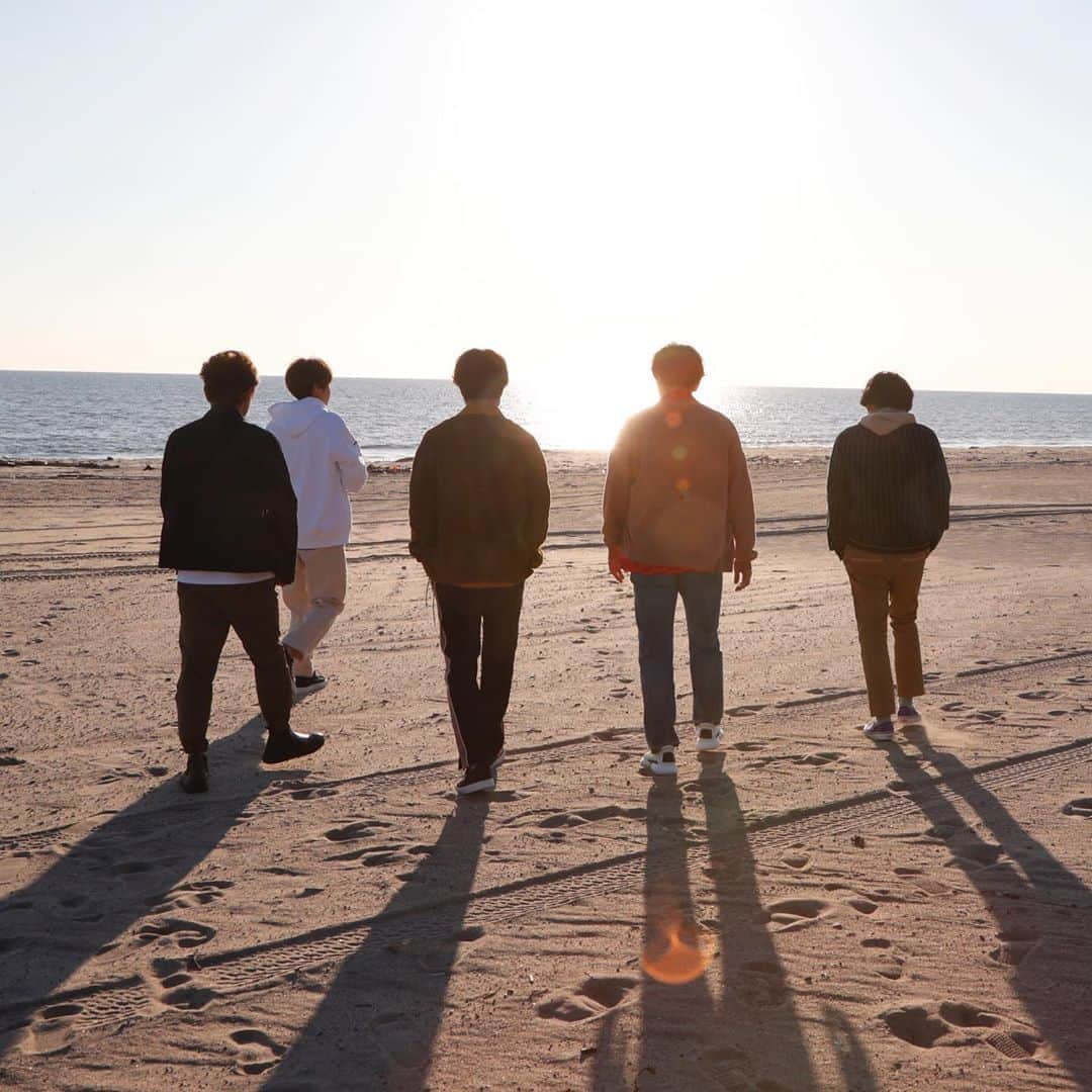 嵐（ARASHI）さんのインスタグラム写真 - (嵐（ARASHI）Instagram)「Feet in the sand ☀️ #嵐 #ARASHI」7月6日 10時29分 - arashi_5_official