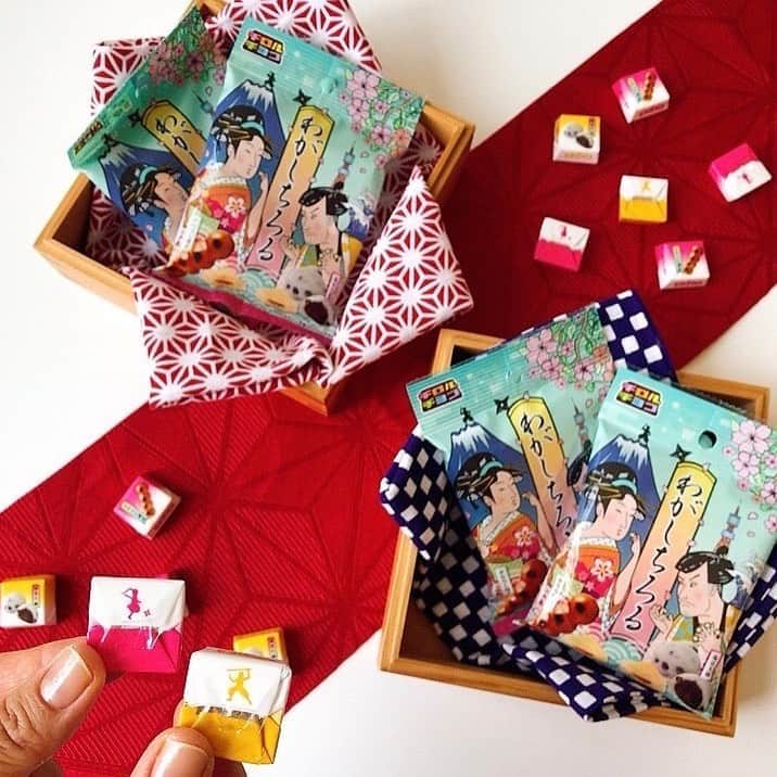 チロルチョコのインスタグラム：「日本🇯🇵を詰め込んだひと袋👘🌸🇯🇵﻿ ﻿ チロルの*わがしちろる*（7個入り）のご紹介です🗾﻿ ﻿ 浮世絵や富士山、忍者など【日本】で連想される代表的なものを散りばめたパッケージの中には﻿ ﻿ ▫️みたらし団子﻿ 醤油の香りがアクセントのみたらし風味チョコとトロッとしたみたらしソース、もちグミのもちもち感はまさに*みたらし団子🍡﻿ ﻿ ▫️塩豆大福﻿ 塩味が効いたバニラチョコとあずき風味チョコを組み合わせ、小豆チップと小粒もちグミで食感を再現🥰﻿ ﻿ ﻿ ﻿ 二種類の【日本】を是非お試しください🇯🇵🗻🗼🏯🌸﻿ ﻿ ﻿ ﻿ ﻿ ﻿ ﻿ #tirol #tirolchoco #チロルチョコ #チロル #チョコレート #おやつタイム #chocolate ﻿ ﻿ #おやつ #onmytable #sweetstable #スイーツ部 #おうちカフェ #日々の暮らし #sweettooth  #チョコ #おやつの時間  #スイーツ女子  #スイーツ男子  #チョコラブ  #chocolatelover  #snack #スイーツ大好き #sweetsmile #スイーツ  #shopチロルチョコ#JAPAN#和菓子#わがしちろる#新商品﻿ ﻿」
