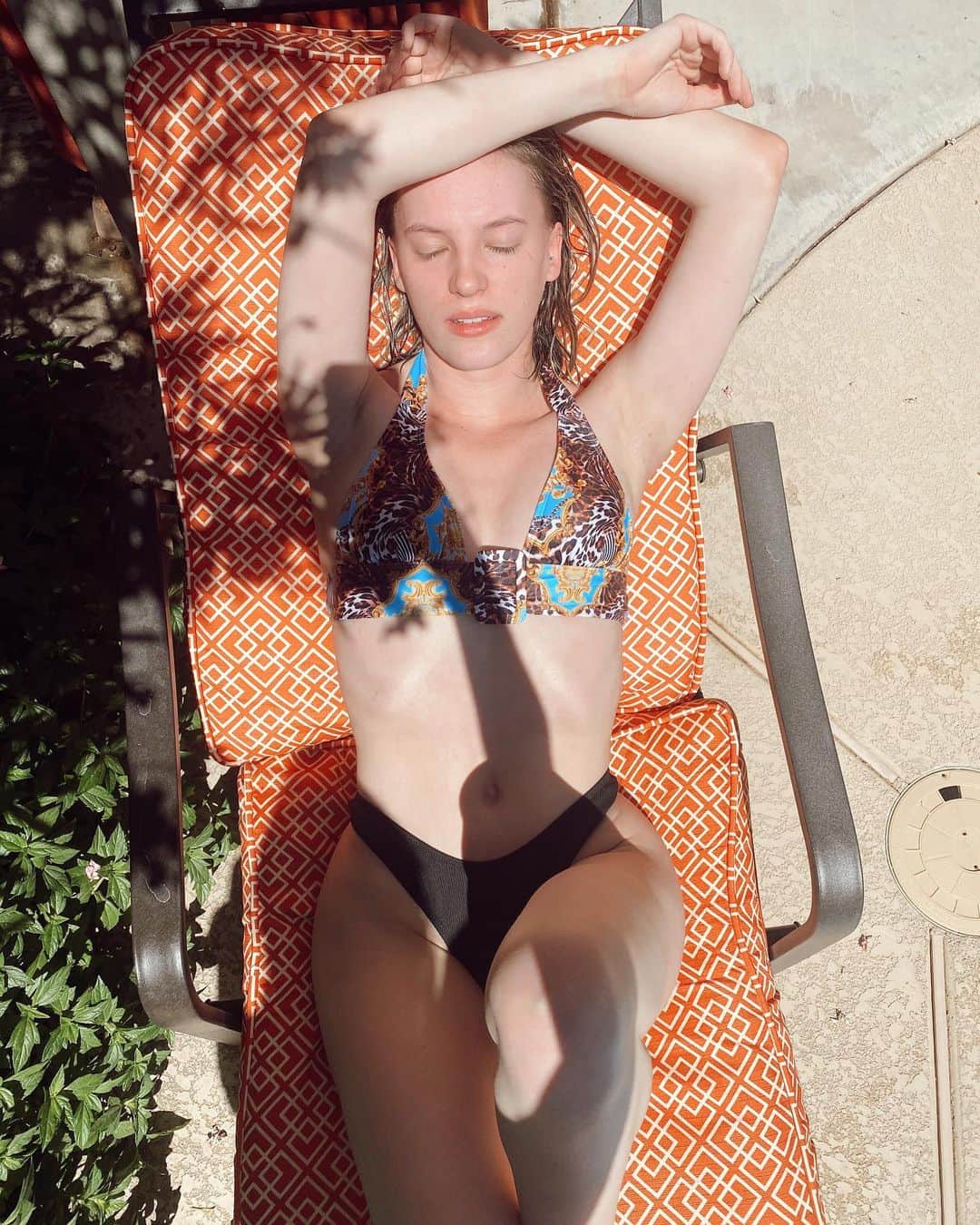 Addison Moffettのインスタグラム：「Fetch me my jimmy choo flip flops」