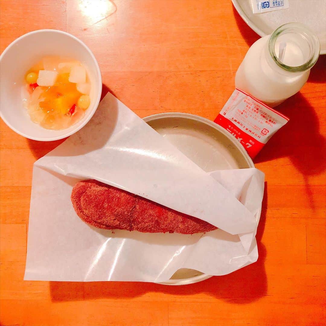 小峰みこさんのインスタグラム写真 - (小峰みこInstagram)「オフの日に行った給食居酒屋🍽 #ココア揚げパン #フルーツポンチ #ミルメーク 懐かしくなって地元の給食の画像検索したら、食器とか昔のままで更に懐かしくなった☺️ . #給食 #給食メニュー #エモい #小学生の頃は気の強い女子だった #餐 #Makan #油炸麵包 #果汁飲料 #牛奶 #Lezat #好吃 #好呷 #맛있는」7月6日 10時34分 - mico_19911201