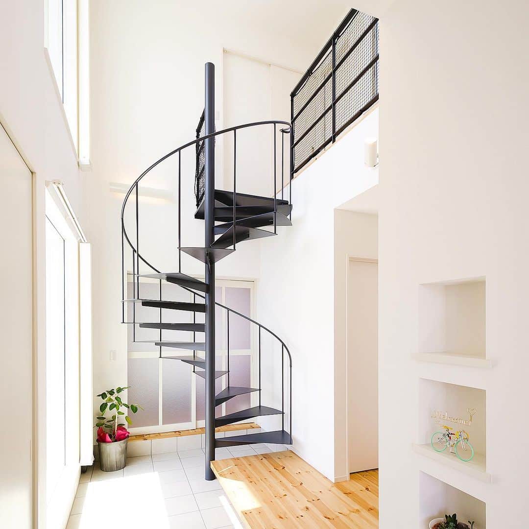 homelife 夢を叶える暮らし方さんのインスタグラム写真 - (homelife 夢を叶える暮らし方Instagram)「【螺旋階段】 . . 真っ白な壁紙にアイアンの階段が 洗礼された空間を演出してくれます！ . こちらのアカウントではホームライフのお施主様の施工写真を投稿しています。 その他の施工写真は、 @homelife_gallery のURLからご覧いただけます。 . 家づくりの資料請求はコチラから @homelife_shiryou . . #螺旋階段 #螺旋 #階段 #アイアン #おしゃれ #ニッチ #白 #壁紙 #玄関 #ローコスト住宅 #マイホーム #夢のマイホーム #間取り #シンプルな暮らし #暮らしを楽しむ #注文住宅 #自由設計 #デザイン住宅 #リノベ #リフォーム #全国にいい家を #コラボハウスとコラボ #建築士と建てる #myhome #homelife_京都 #homelife_大阪 #homelife_兵庫 #ホームライフ #ホームライフ100 #アーキホームライフ」7月6日 10時36分 - archihomelife_official