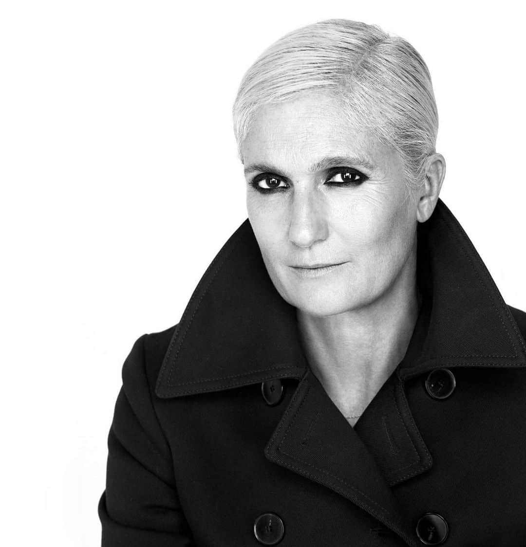 カテリーナ・グレアムのインスタグラム：「Anyone who knows me knows that I am all about Maria Grazia Chiuri and Dior. This woman isn’t just an incredibly talented designer, but she is my fashion muse. She doesn’t just create beauty, but she finds artisans internationally that are often times overlooked, and highlights their incredible work. She’s been vocal about promoting female empowerment. The Dior family and Maria constantly use black models and support not just the image of African women but also African culture. I’m so grateful she not only lets me into her shows just to witness her genius, but dresses me on top of it as well. Thank you Maria and team Dior: Yasemin, Stacey, Mathilde, Marine and Aline for being a force and letting me be a part of your amazing family! Best of luck tomorrow!!!! Here’s some of my favorite Dior moments over the years... Because fashion is more than just clothes. 🙏🏽❤️」