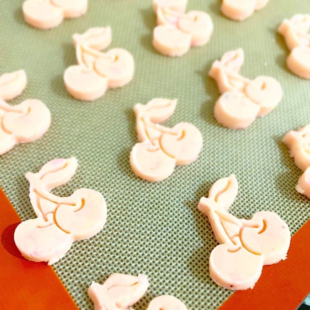 森崎友紀さんのインスタグラム写真 - (森崎友紀Instagram)「#森崎友紀#幼児食#料理#cooking#手作り#桜の塩漬け#さくらんぼクッキー#クッキー#さくらんぼ#さくらの香り  桜の塩漬けを練りこんだ桜クッキーを 娘と一緒に焼きました(^^)  さくらんぼの可愛い型で ペタペタ抜いて楽しかったです。 ほんのりさくらの香り、 塩味が後を引くクッキー。」7月6日 10時43分 - morisakitchen