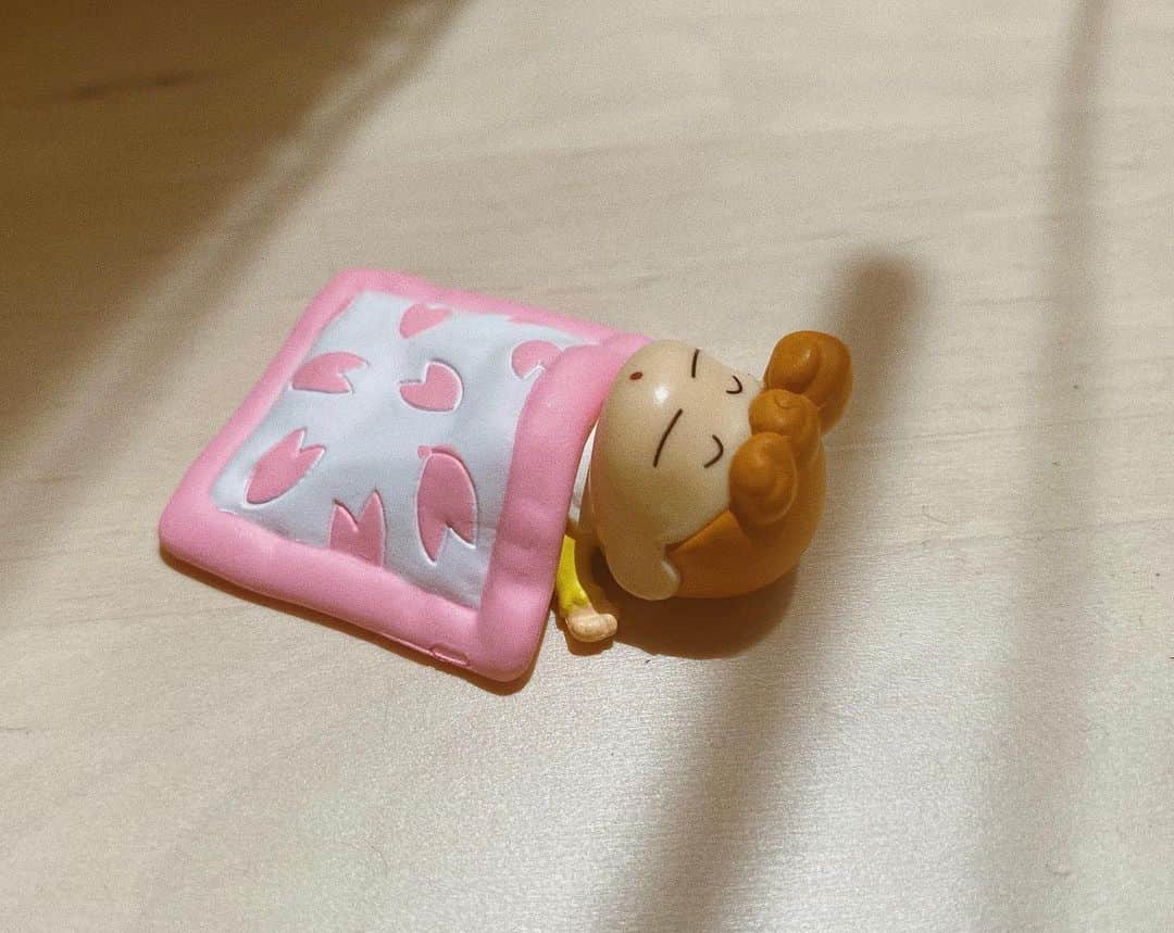 百瀬怜のインスタグラム：「見つけてすぐ回した〜❕❕ ひま〜🌻 #ガチャガチャ #クレヨンしんちゃん」