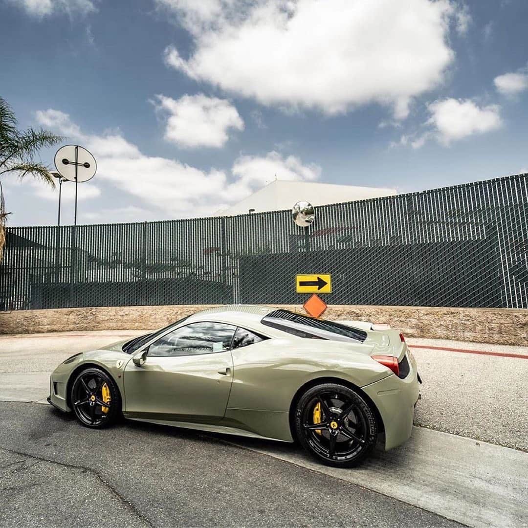 CARLiFESTYLEさんのインスタグラム写真 - (CARLiFESTYLEInstagram)「Ferrari 458 wrapped with @inozetek khaki Green. 👍🏽or👎🏽? @platinum_group #carlifestyle」7月6日 10時52分 - carlifestyle