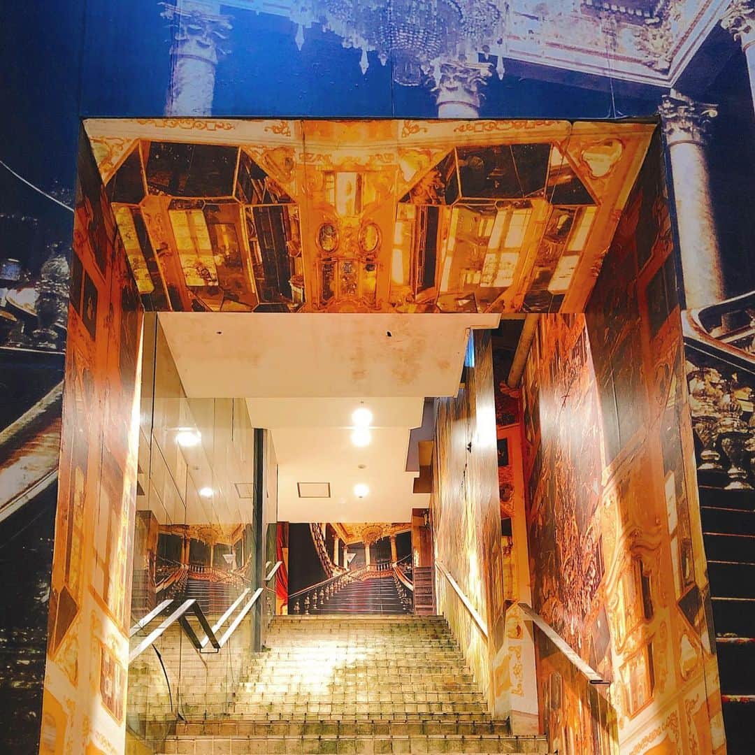 太田りこのインスタグラム：「神戸のギャルソンのこの異空間へ誘う感じがたまらなく好き。もちろんお店の雰囲気もとても🙆‍♀️ HERMESの隣に現れるこの階段💠ギャルソンだけの世界観　素敵。 —— #コムデギャルソン #コムデギャルソンオムプリュス #コムデギャルソンシャツ #コムデギャルソンプレイ #コムデギャルソンオム #comdesgarcons #kobe #daimarukobe #kobedaimaru #kobecity」