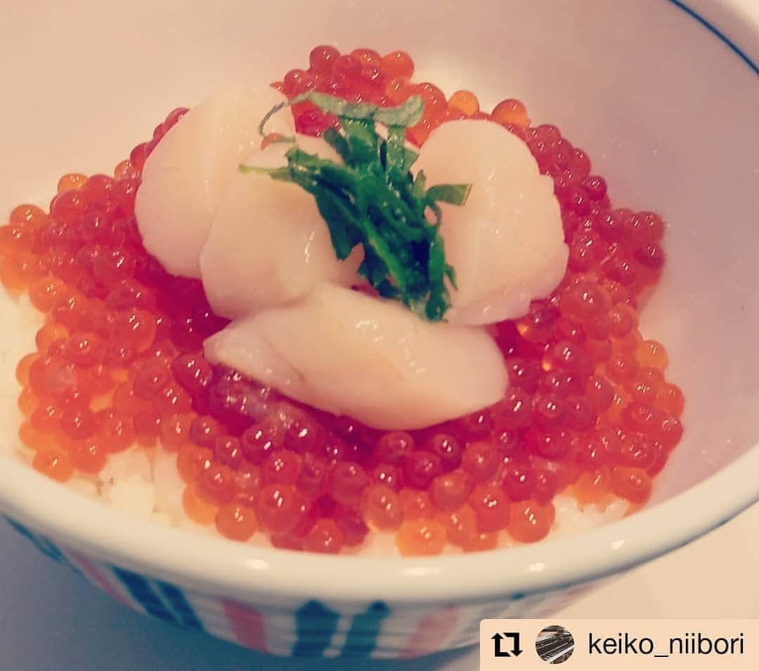 のインスタグラム：「今日の敦賀市は雨☔💦 各地で大雨とのこと、みなさまにおかれましてもお気をつけてお過ごしくださいませm(_ _)m  さて、本日のお写真は… 当店の鱒いくら×ホタテで丼をしていただいたお客様のpostをリポストさせて頂きます🦀🦀  美味しくお召し上がり頂きありがとうございます😆💕  #Repost @keiko_niibori • • • • • • 鱒いくら醤油漬け丼。 何回か利用させてもらっている、甲羅組という福井県のお店。 凄く美味しいです😆✨ コレステロール高いので😭時々しか食べませんが、 食べるときは全力で!！ ちなみにいくらのお布団で寝ているホタテ、これも甲羅組さんの😆 最高丼✨  #鱒いくら醤油漬け #甲羅組」