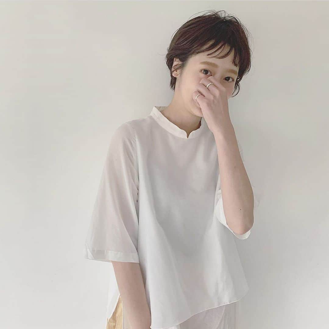 野口和弘のインスタグラム：「石田一帆ちゃんメンテ。 @ishidakazuho  今回はカットカラーパーマのフルメニュー。 カットはいつもよりウエイト低めに設定。 バングは自粛中に自分で切ってしまったらしくお初の眉上。 パーマは全体にくせ毛っぽくくしゃっとやさしいお薬で。 カラーはグレージュにピンクをちょっと混ぜてやわらかい質感を演出。 是非ご参考に〜。 . hair @cieca.noguchi  . #石田一帆 #cieca.」