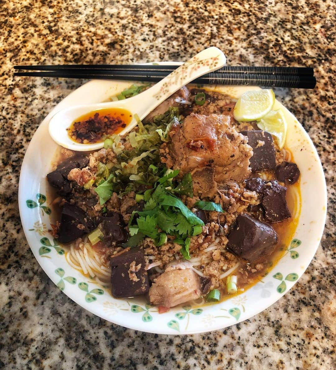 Jada Lalita Patipaksiriのインスタグラム：「One of my absolute favorites. Vermicelli noodles with pork bones and pork blood that has been simmering for hours🍜🙌🏼 thanks mom🙏🏼❤️」